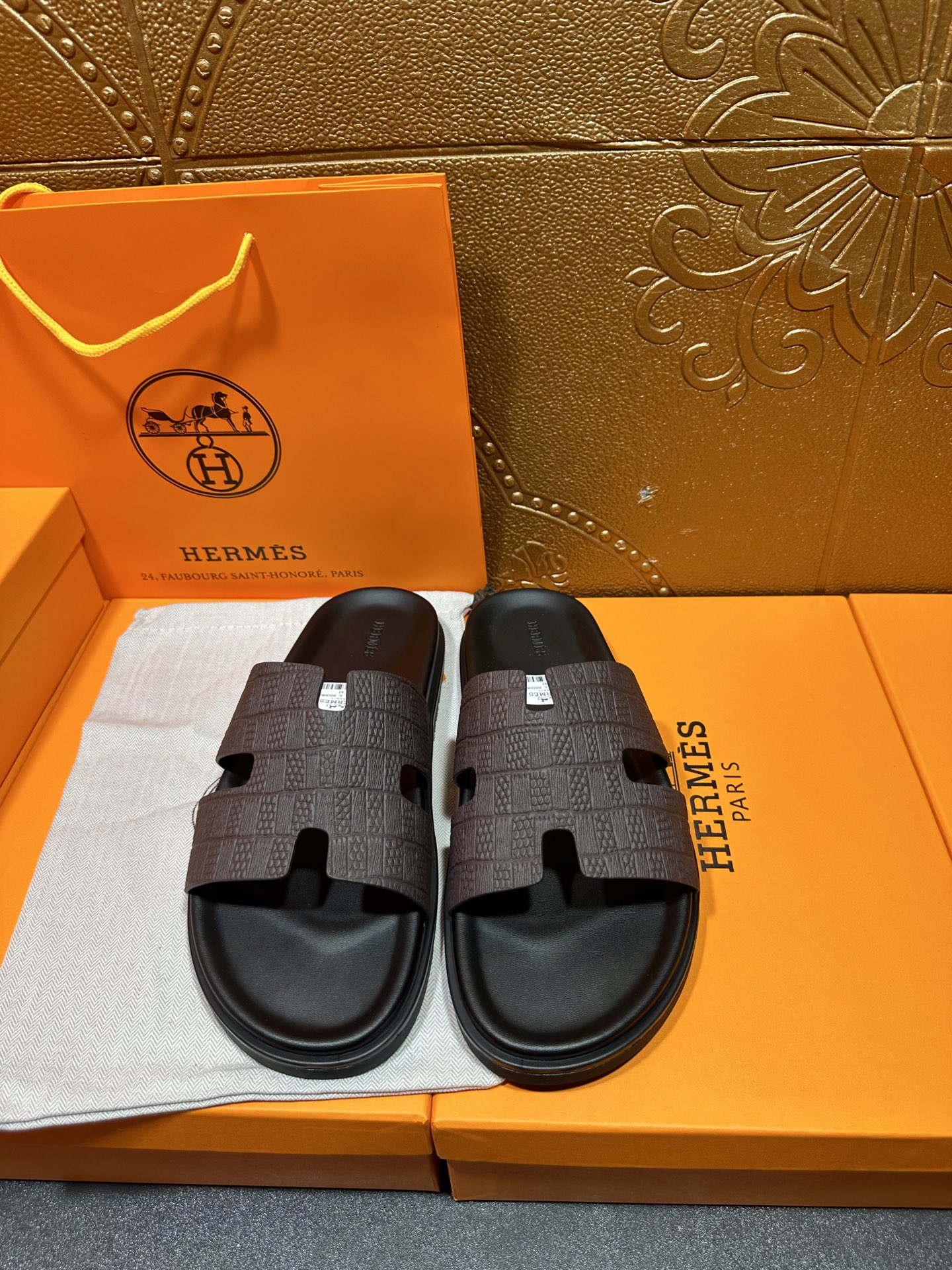 NO:559376,The latest Hermes official website counter synchronizes the new oran cowhide H slippers. The original Paris version is flown back to the authentic product to open a mold to create the highest quality. Sincerity, you can enter and exit the counter at will. The upper is made of original customized cowhide. Colored palm prints. Colored cowhide, multiple colors available. Imported leather foot lining, the latest original outsole from Italy, code number: 38-47, slippers, hermes, hermes, slippers, cowhide19860909Hermes爱马仕 官网最新专柜同步新款oran牛皮面H拖鞋 巴黎原版飞回正品开模完美打造最高品质 诚意巨献,可随意进出专柜鞋面采用原版定制牛皮.彩色手掌纹.彩色牛皮,多色可选.进口皮垫脚内里,意大利最新原版大底,码数:38-47,拖鞋,hermes,hermes,slippers,cowhide,Women's Shoes