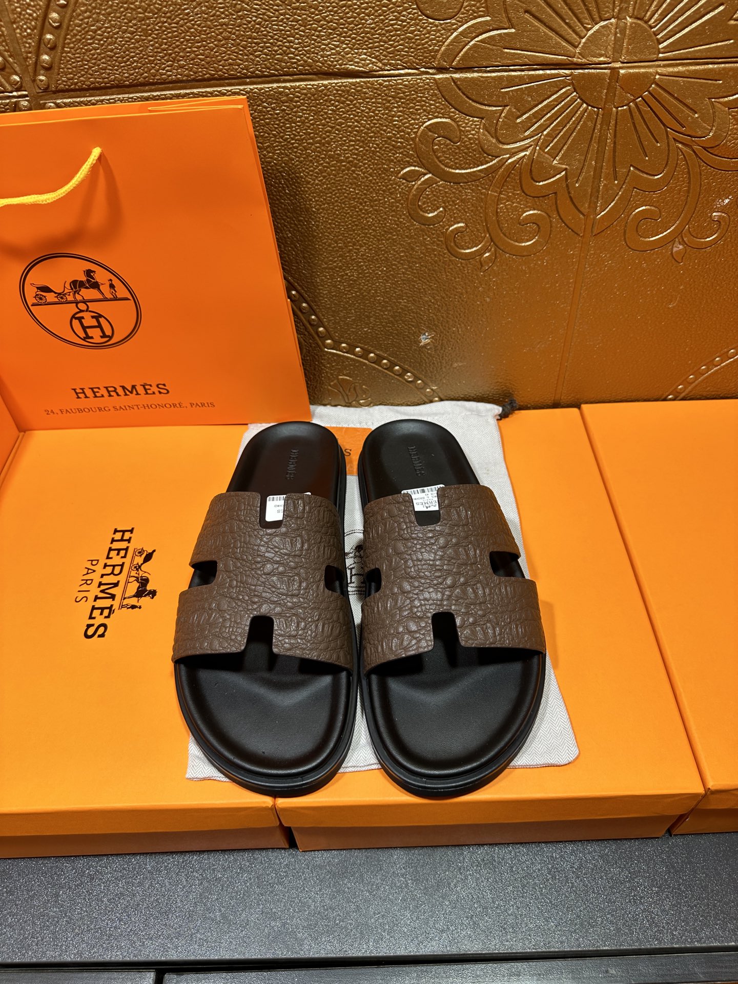 NO:625840,The latest Hermes official website counter synchronizes the new oran cowhide H slippers. The original Paris version is flown back to the authentic product to open the mold to create the highest quality. Sincerity, you can enter and exit the counter at will. The upper is made of original customized cowhide. Colored palm prints. Colored cowhide, multiple colors available. Imported leather foot lining, the latest original outsole from Italy, code number: 38-47, slippers, hermes, hermes, slippers, cowhide19860909Hermes爱马仕 官网最新专柜同步新款oran牛皮面H拖鞋 巴黎原版飞回正品开模完美打造最高品质 诚意巨献,可随意进出专柜鞋面采用原版定制牛皮.彩色手掌纹.彩色牛皮,多色可选.进口皮垫脚内里,意大利最新原版大底,码数:38-47,拖鞋,hermes,hermes,slippers,cowhide,Women's Shoes