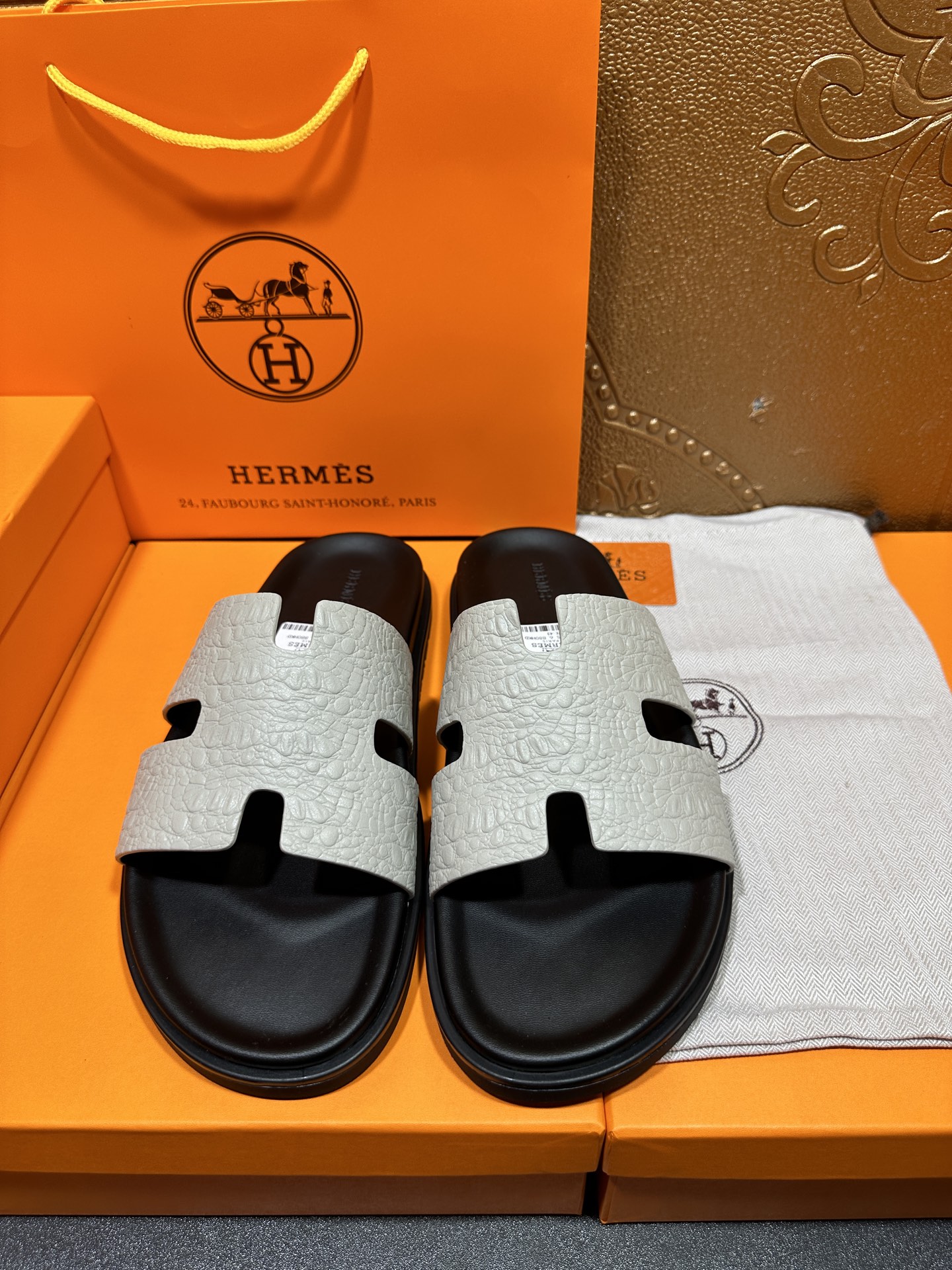NO:625849,The latest Hermes official website counter synchronizes the new oran cowhide H slippers. The original Paris version is flown back to the authentic product to open the mold to create the highest quality. Sincerity, you can enter and leave the counter at will. The upper is made of original customized cowhide. Colored palm prints. Colored cowhide, multiple colors available. Imported leather foot lining, the latest original Italian outsole, code number: 38-47:, slippers, hermes, hermes, slippers, cowhide19860909Hermes爱马仕 官网最新专柜同步新款oran牛皮面H拖鞋 巴黎原版飞回正品开模完美打造最高品质 诚意巨献,可随意进出专柜鞋面采用原版定制牛皮.彩色手掌纹.彩色牛皮,多色可选.进口皮垫脚内里,意大利最新原版大底,码数:38-47 :,拖鞋,hermes,hermes,slippers,cowhide,Women's Shoes
