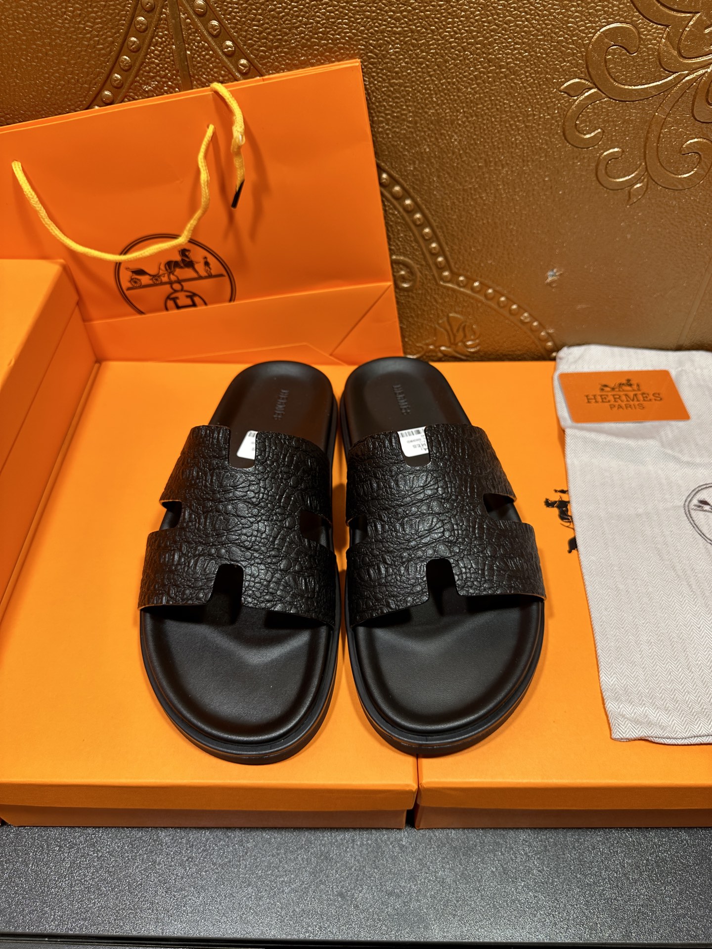 NO:625858,The latest Hermes official website counter synchronizes the new oran cowhide H slippers. The original Paris version is flown back to the authentic product to open the mold to create the highest quality. Sincerity, you can go in and out of the counter at will. The upper is made of original customized cowhide. Colored palm prints. Colored cowhide, multiple colors available. Imported leather foot lining, the latest original outsole from Italy, code number: 38-47, slippers, hermes, hermes, slippers, cowhide19860909Hermes爱马仕 官网最新专柜同步新款oran牛皮面H拖鞋 巴黎原版飞回正品开模完美打造最高品质 诚意巨献,可随意进出专柜鞋面采用原版定制牛皮.彩色手掌纹.彩色牛皮,多色可选.进口皮垫脚内里,意大利最新原版大底,码数:38-47,,拖鞋,hermes,hermes,slippers,cowhide,Women's Shoes