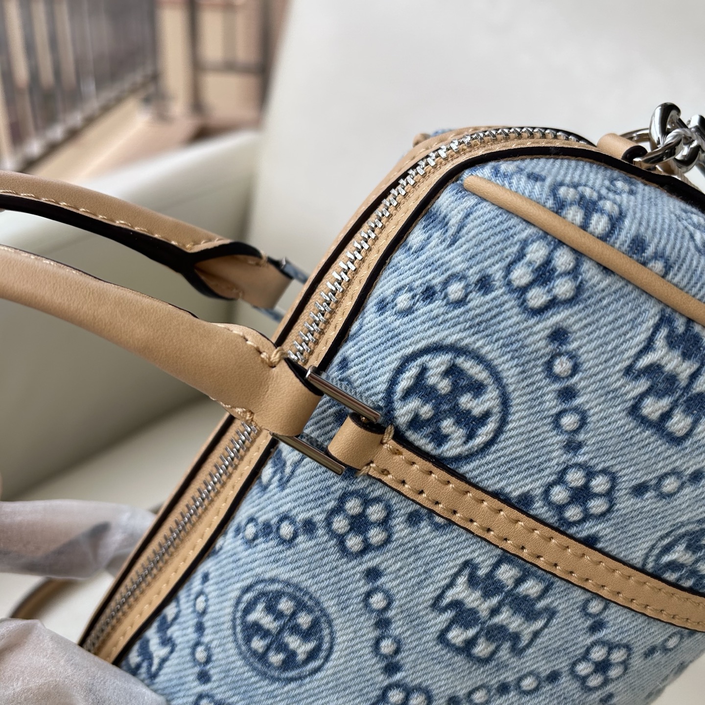 Tory Burch ～ tory burch丹宁牛仔老花牛皮水桶包TMonogram几何图案