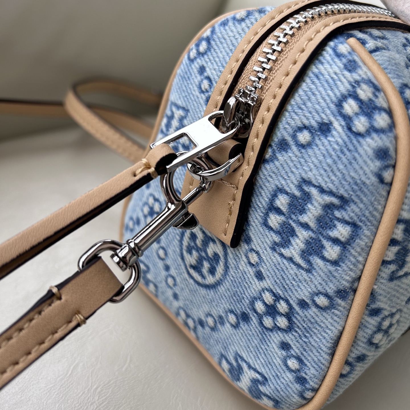 Tory Burch ～ tory burch丹宁牛仔老花牛皮水桶包TMonogram几何图案