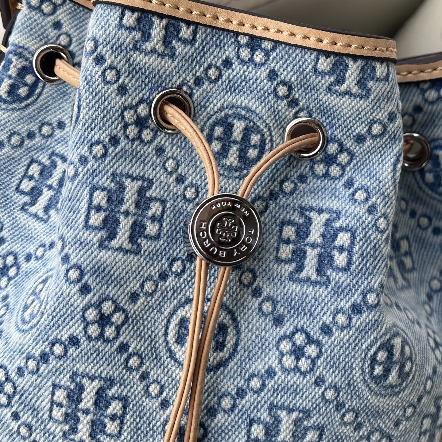 Tory Burch ～Tory Burch 新款T Monogram丹宁牛仔老花牛皮水桶包酒桶包托特包 老花设计