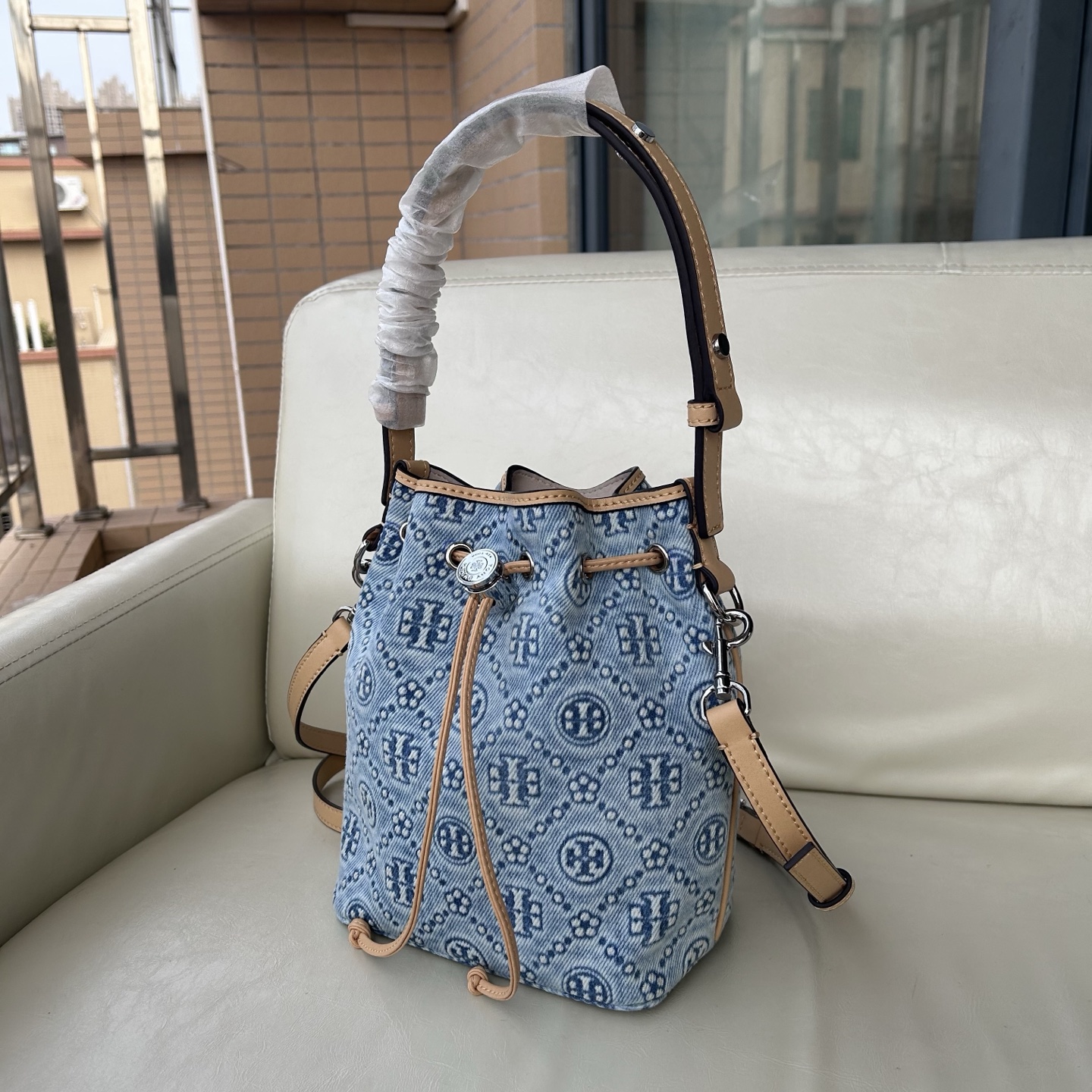 Tory Burch ～Tory Burch 新款T Monogram丹宁牛仔老花牛皮水桶包酒桶包托特包 老花设计