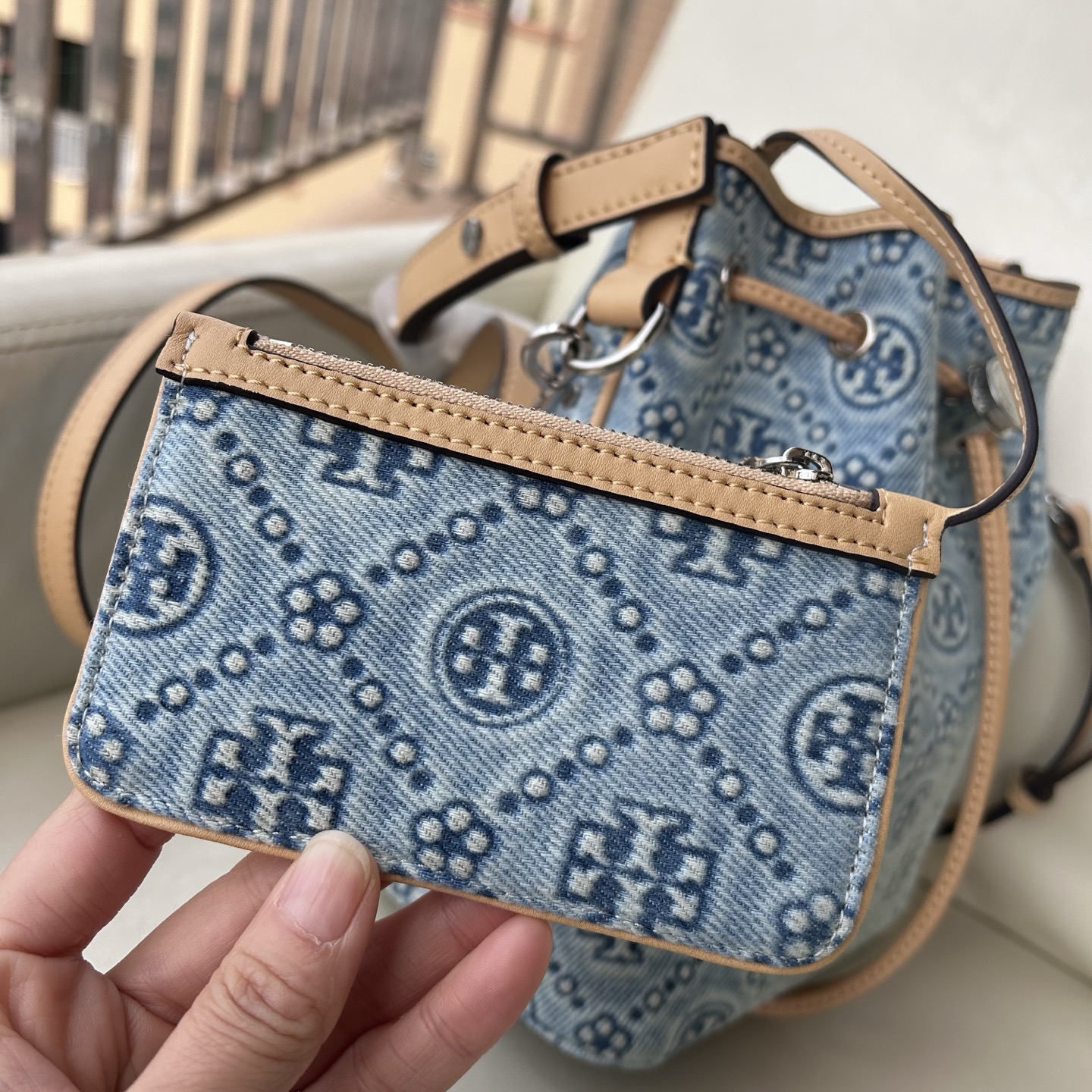 Tory Burch ～Tory Burch 新款T Monogram丹宁牛仔老花牛皮水桶包酒桶包托特包 老花设计