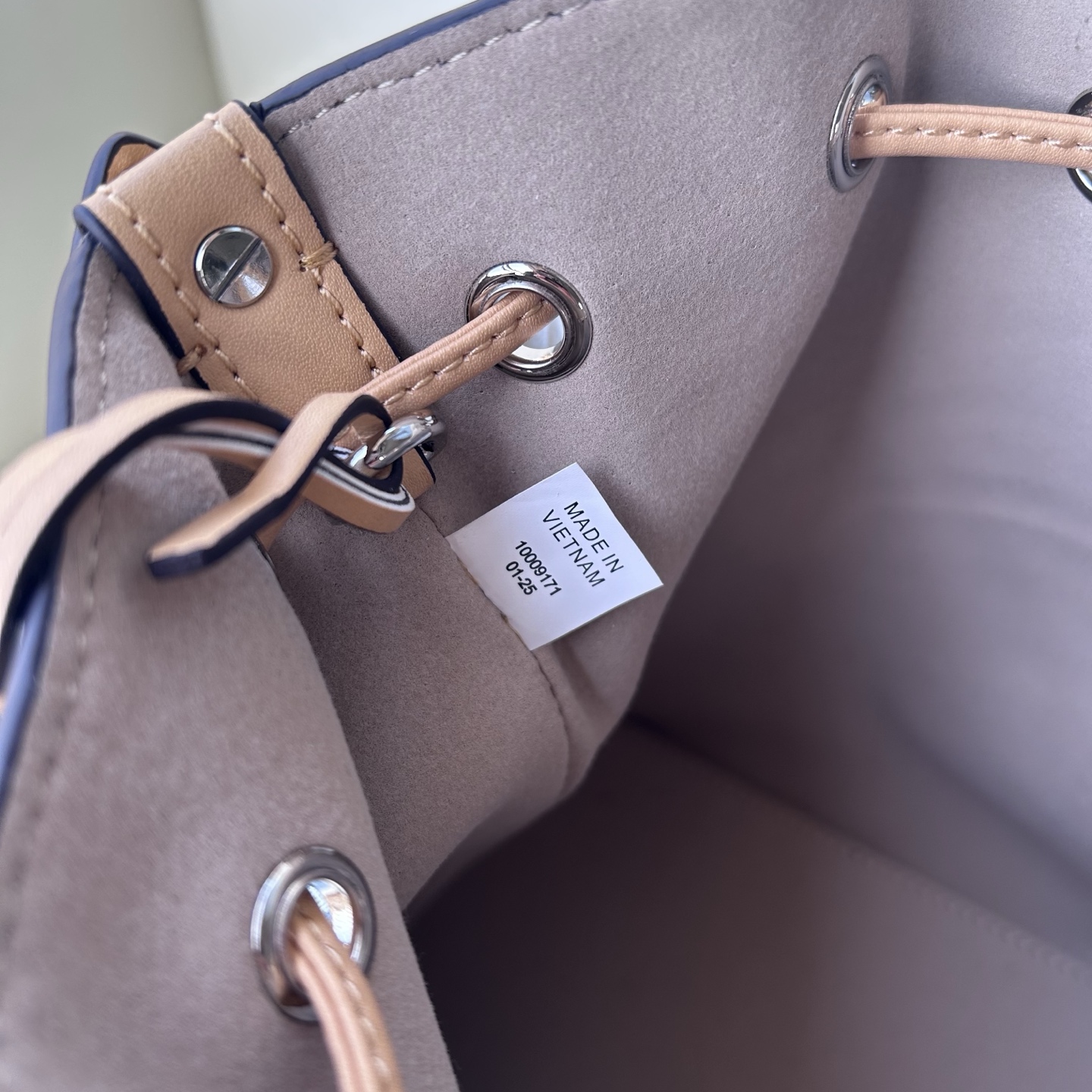 Tory Burch ～Tory Burch 新款T Monogram丹宁牛仔老花牛皮水桶包酒桶包托特包 老花设计