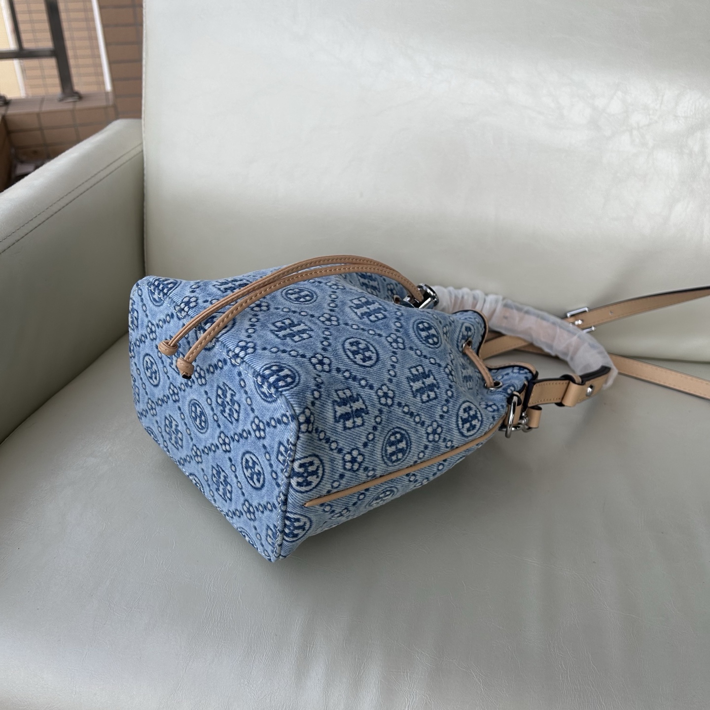 Tory Burch ～Tory Burch 新款T Monogram丹宁牛仔老花牛皮水桶包酒桶包托特包 老花设计
