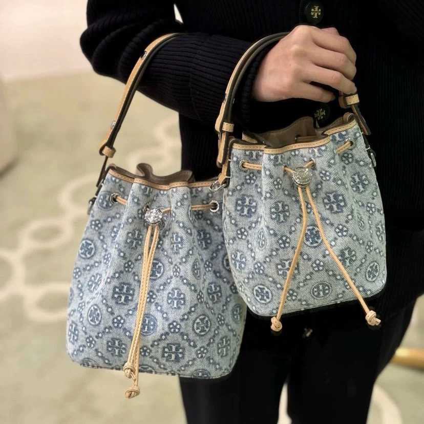 Tory Burch ～Tory Burch 新款T Monogram丹宁牛仔老花牛皮水桶包酒桶包托特包 老花设计