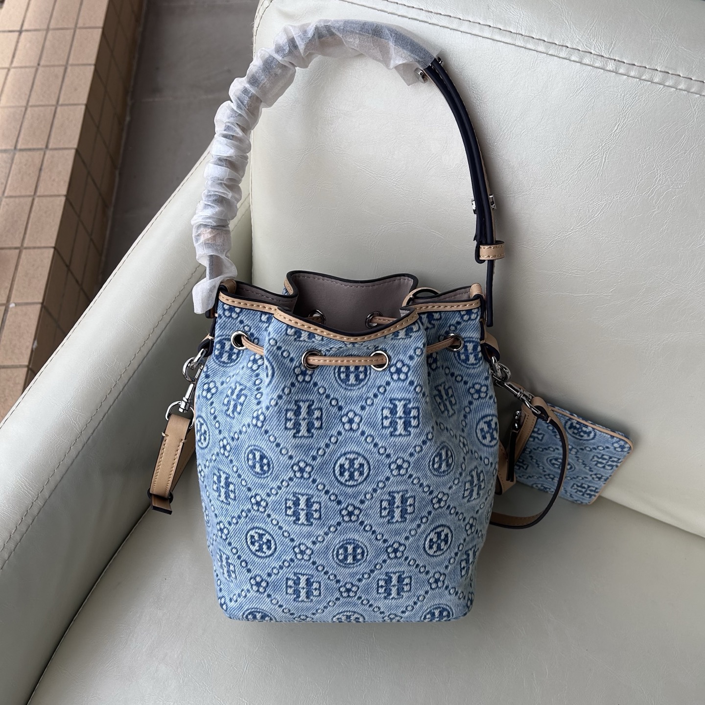 Tory Burch ～Tory Burch 新款T Monogram丹宁牛仔老花牛皮水桶包酒桶包托特包 老花设计