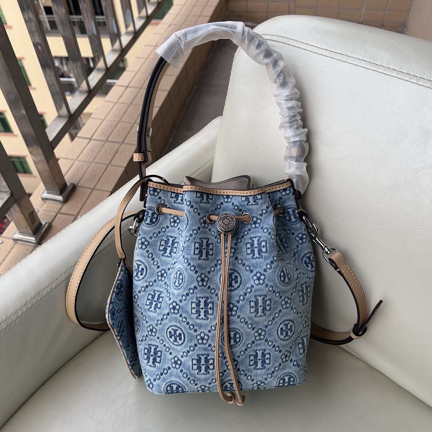 Tory Burch ～Tory Burch 新款T Monogram丹宁牛仔老花牛皮水桶包酒桶包托特包 老花设计