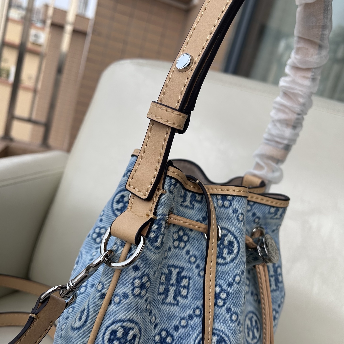 Tory Burch ～Tory Burch 新款T Monogram丹宁牛仔老花牛皮水桶包酒桶包托特包 老花设计