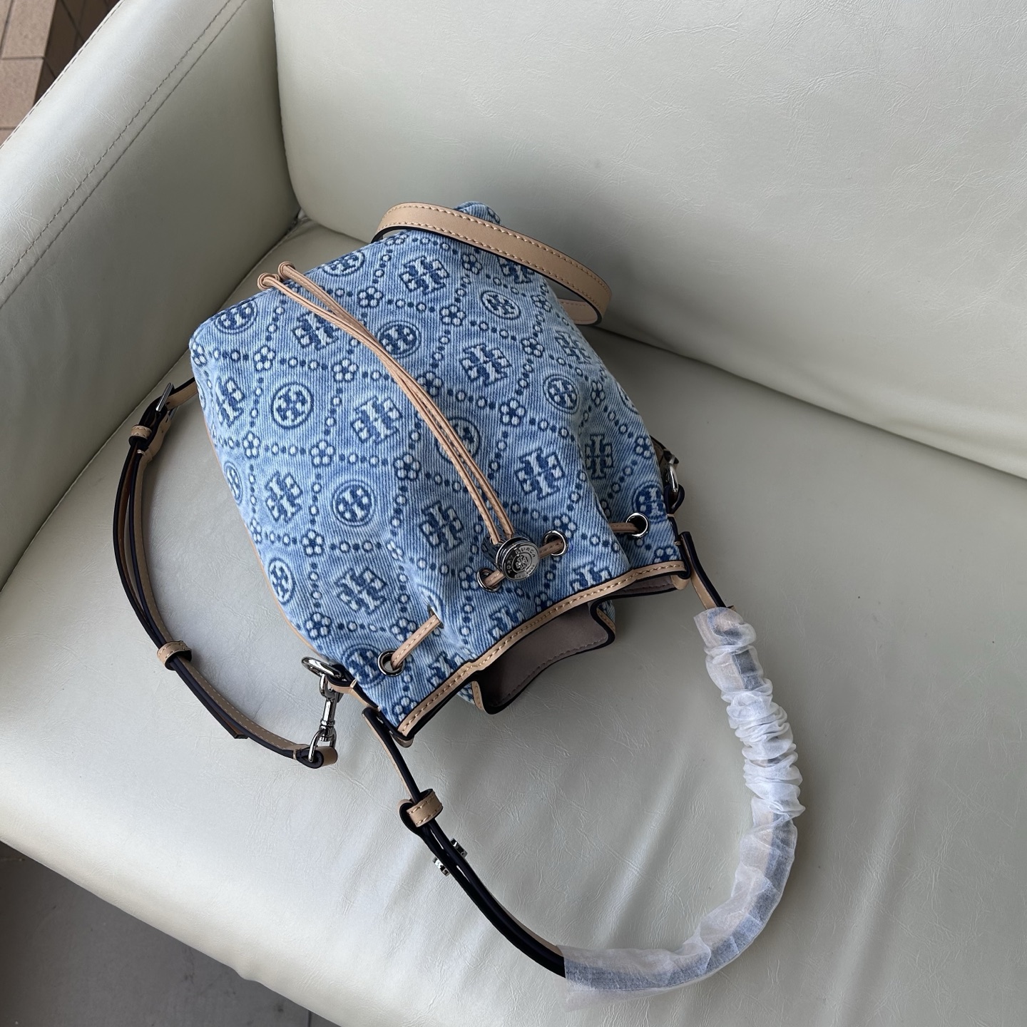 Tory Burch ～Tory Burch 新款T Monogram丹宁牛仔老花牛皮水桶包酒桶包托特包 老花设计