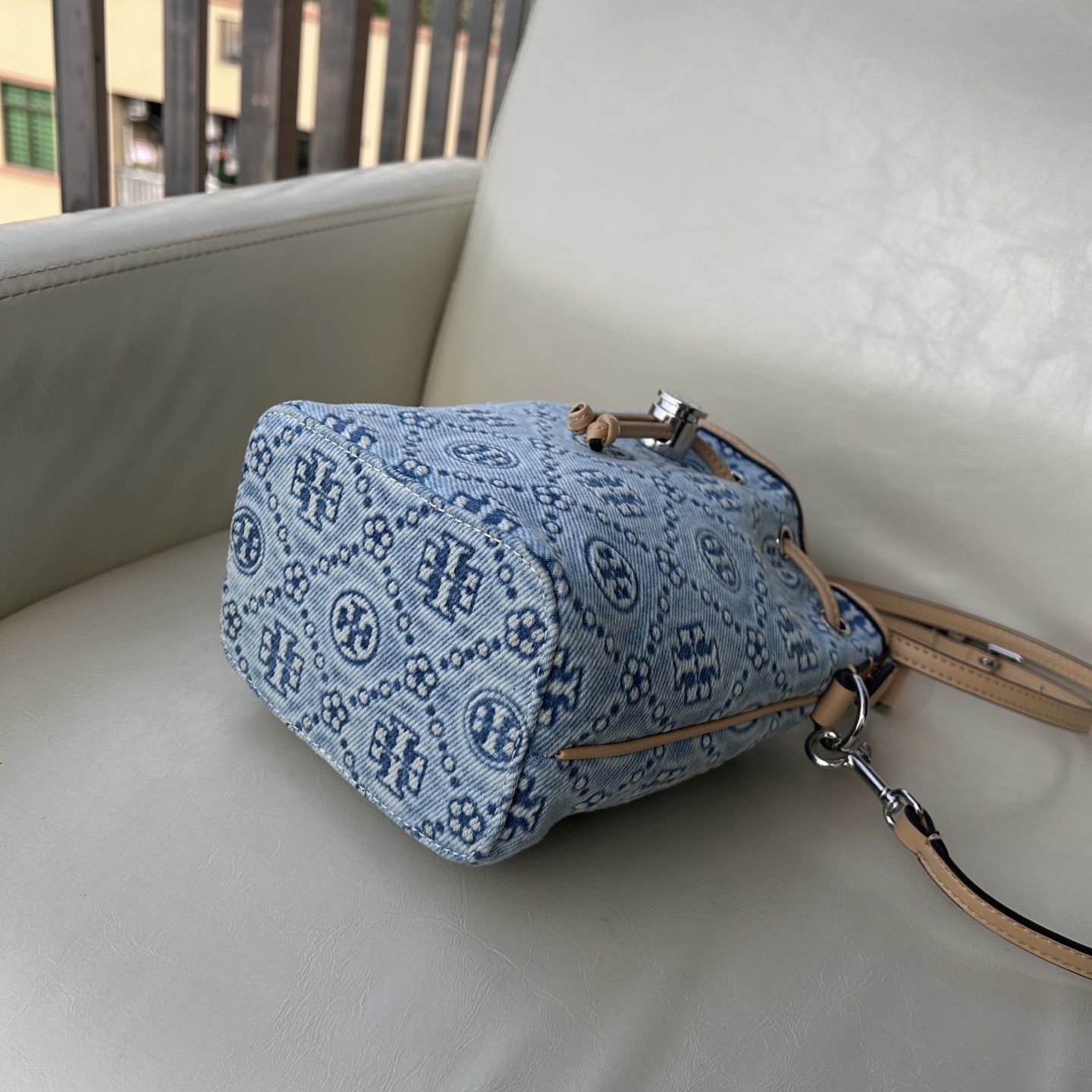 Tory Burch ～ Tory Burch 迷你 新款T Monogram丹宁牛仔老花牛皮水桶包酒桶包托特包 老花设计