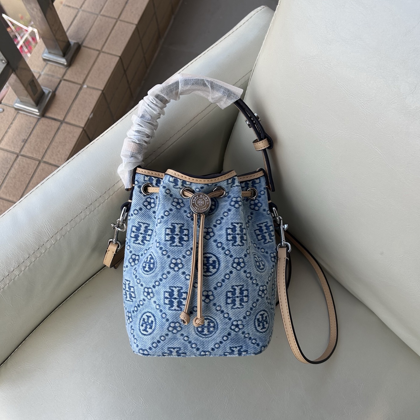 Tory Burch ～ Tory Burch 迷你 新款T Monogram丹宁牛仔老花牛皮水桶包酒桶包托特包 老花设计
