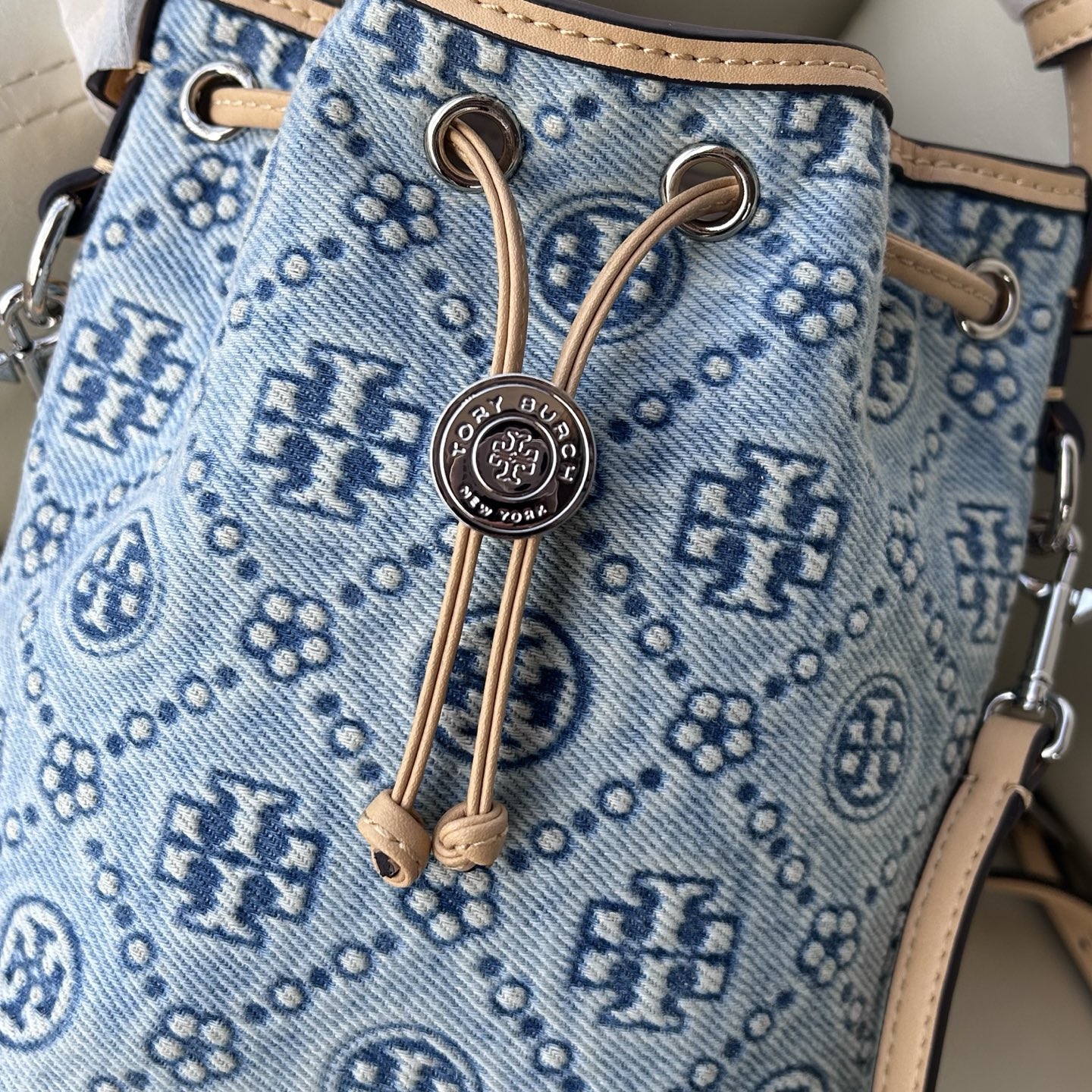 Tory Burch ～ Tory Burch 迷你 新款T Monogram丹宁牛仔老花牛皮水桶包酒桶包托特包 老花设计