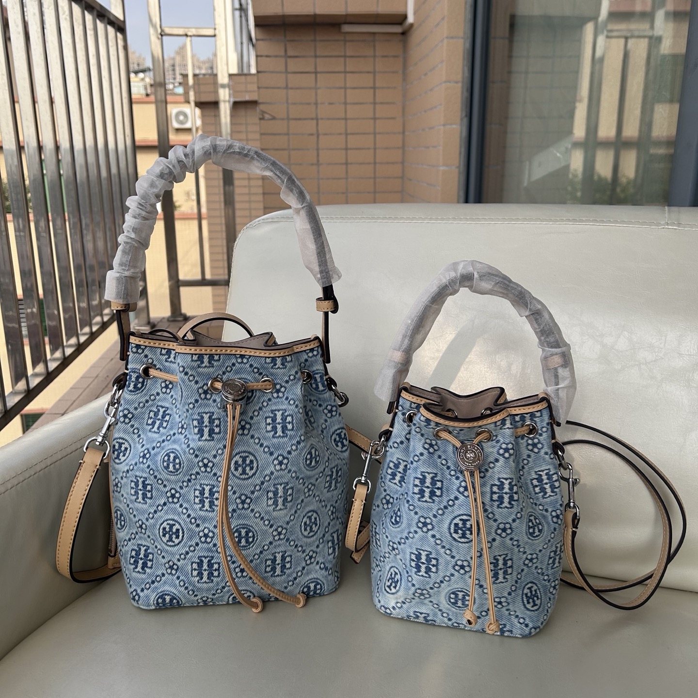 Tory Burch ～ Tory Burch 迷你 新款T Monogram丹宁牛仔老花牛皮水桶包酒桶包托特包 老花设计