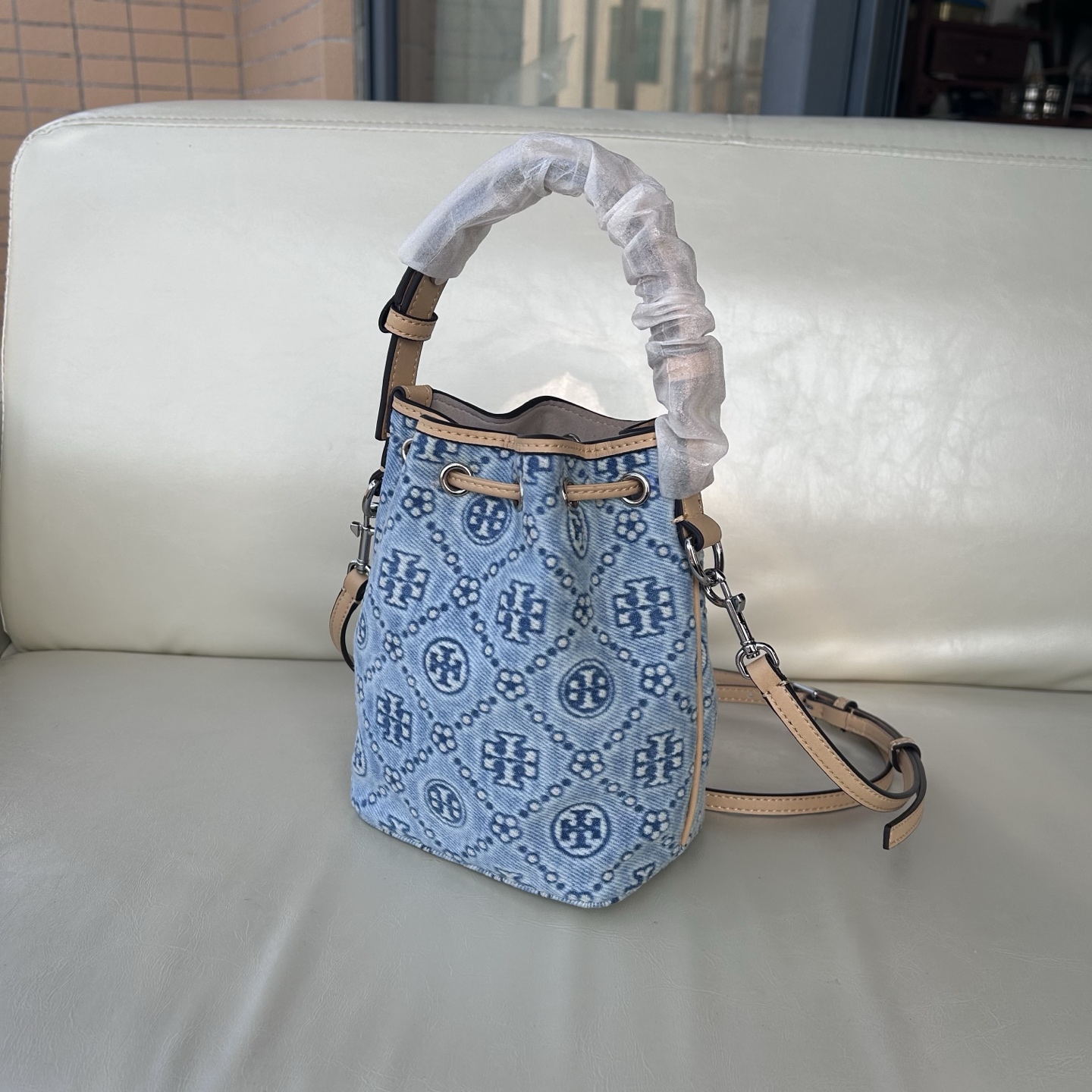 Tory Burch ～ Tory Burch 迷你 新款T Monogram丹宁牛仔老花牛皮水桶包酒桶包托特包 老花设计