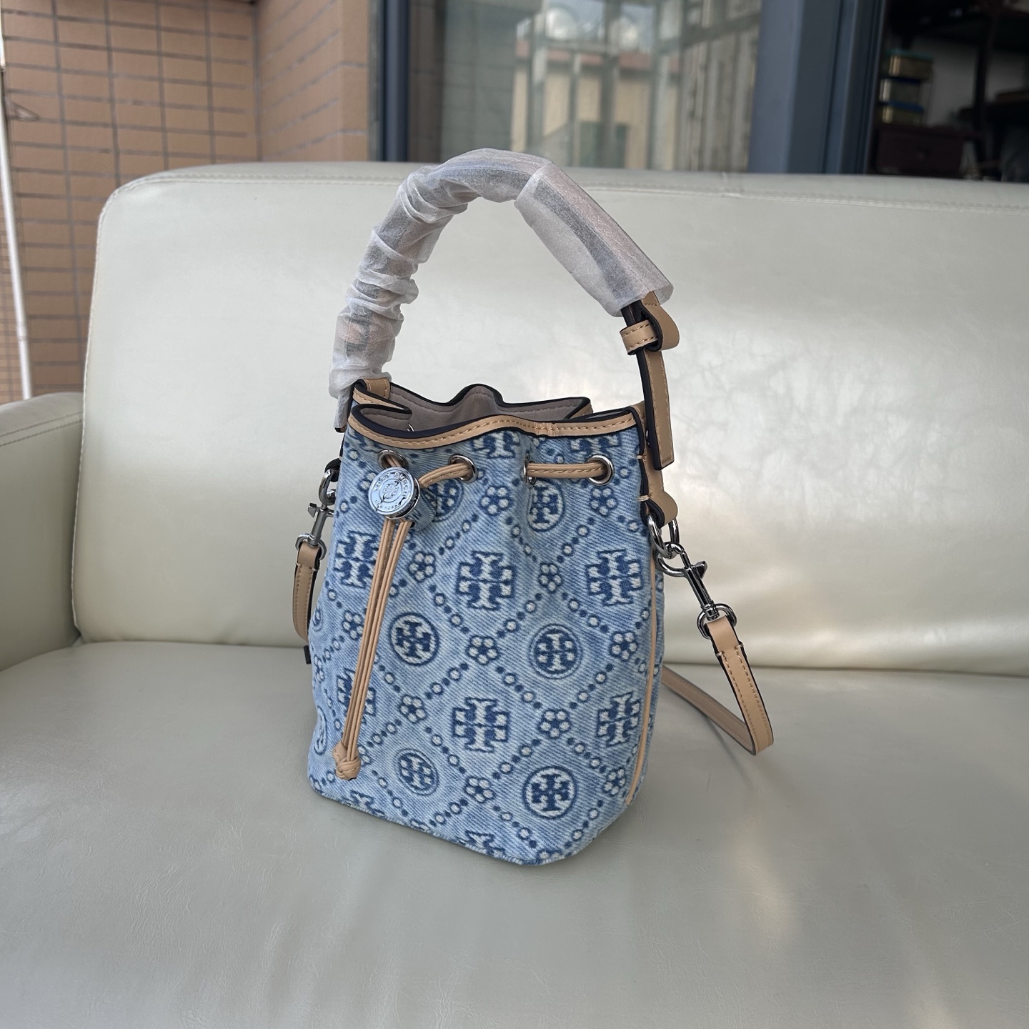Tory Burch ～ Tory Burch 迷你 新款T Monogram丹宁牛仔老花牛皮水桶包酒桶包托特包 老花设计