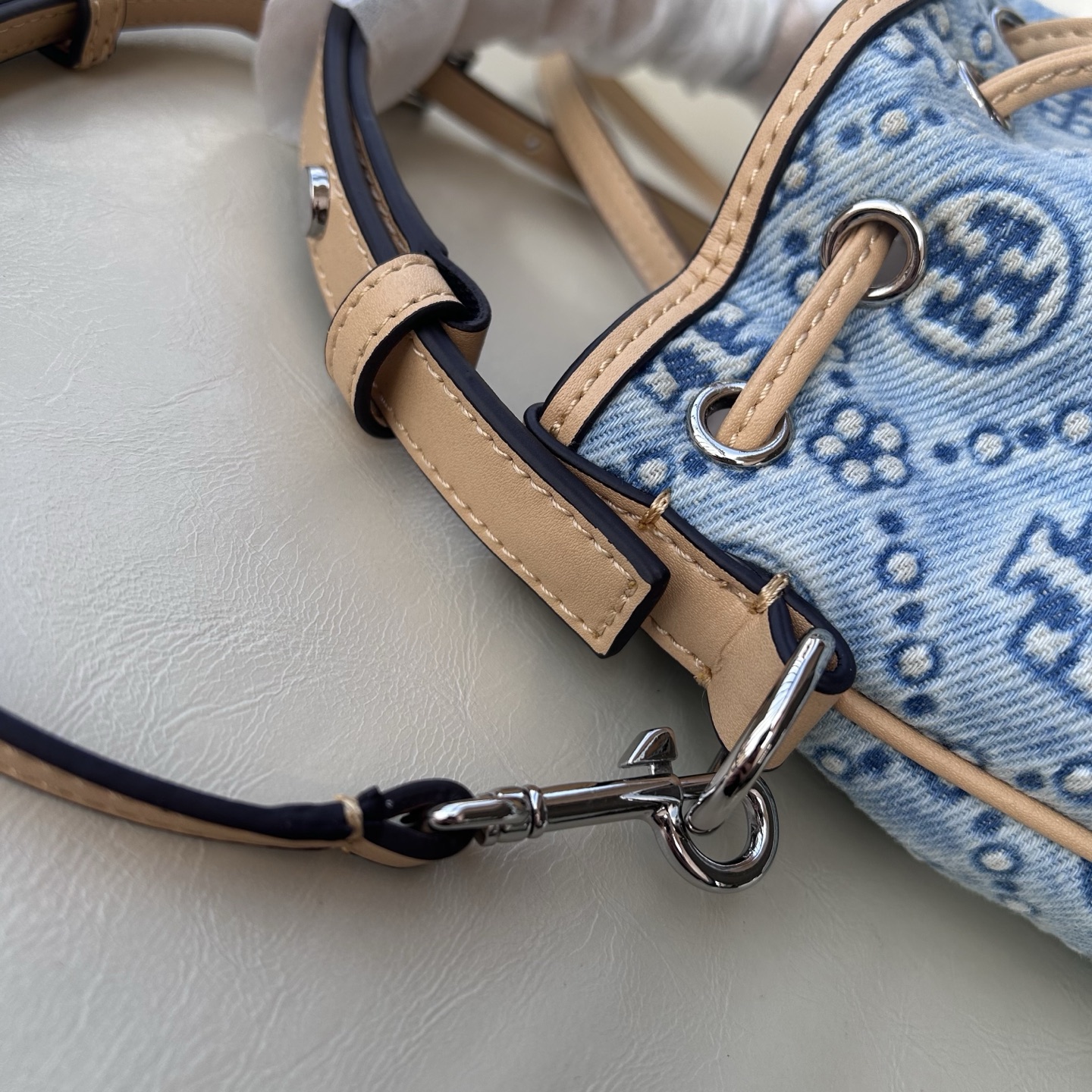Tory Burch ～ Tory Burch 迷你 新款T Monogram丹宁牛仔老花牛皮水桶包酒桶包托特包 老花设计