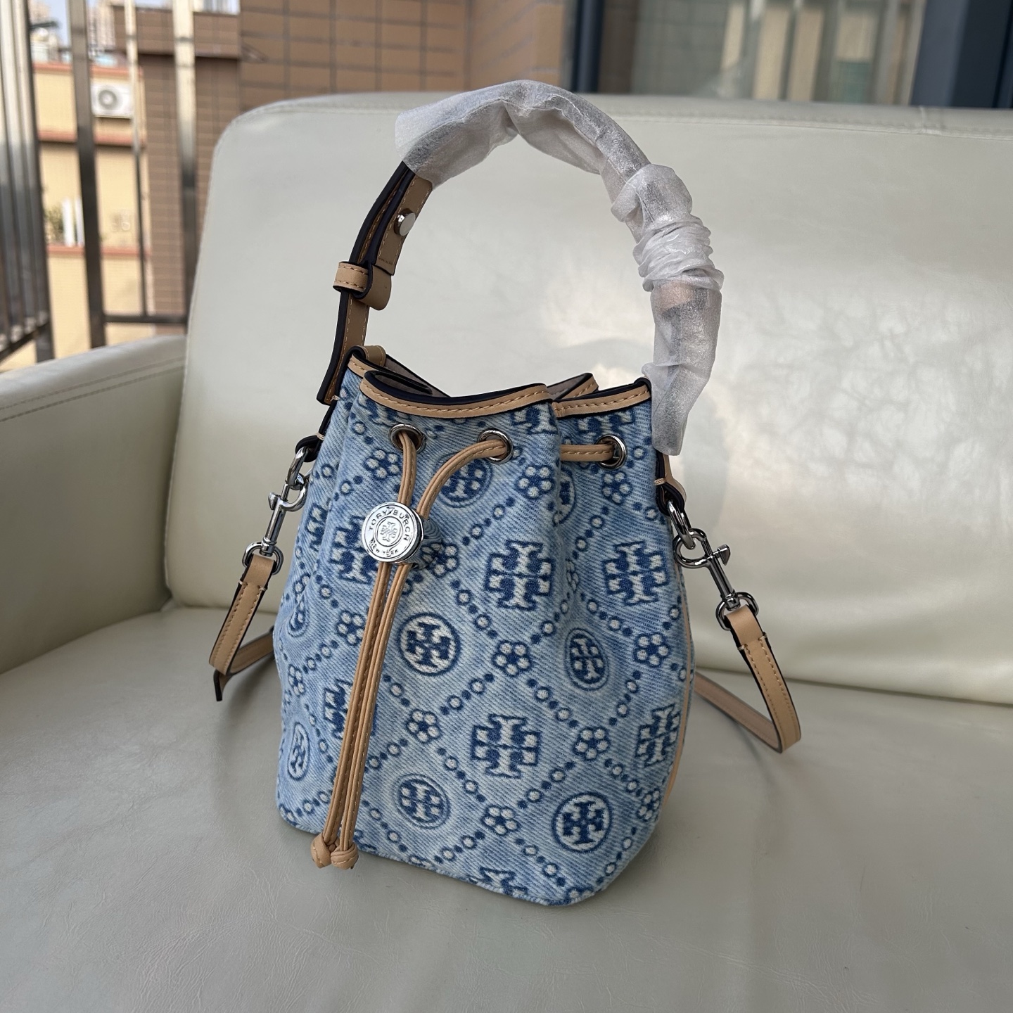 Tory Burch ～ Tory Burch 迷你 新款T Monogram丹宁牛仔老花牛皮水桶包酒桶包托特包 老花设计