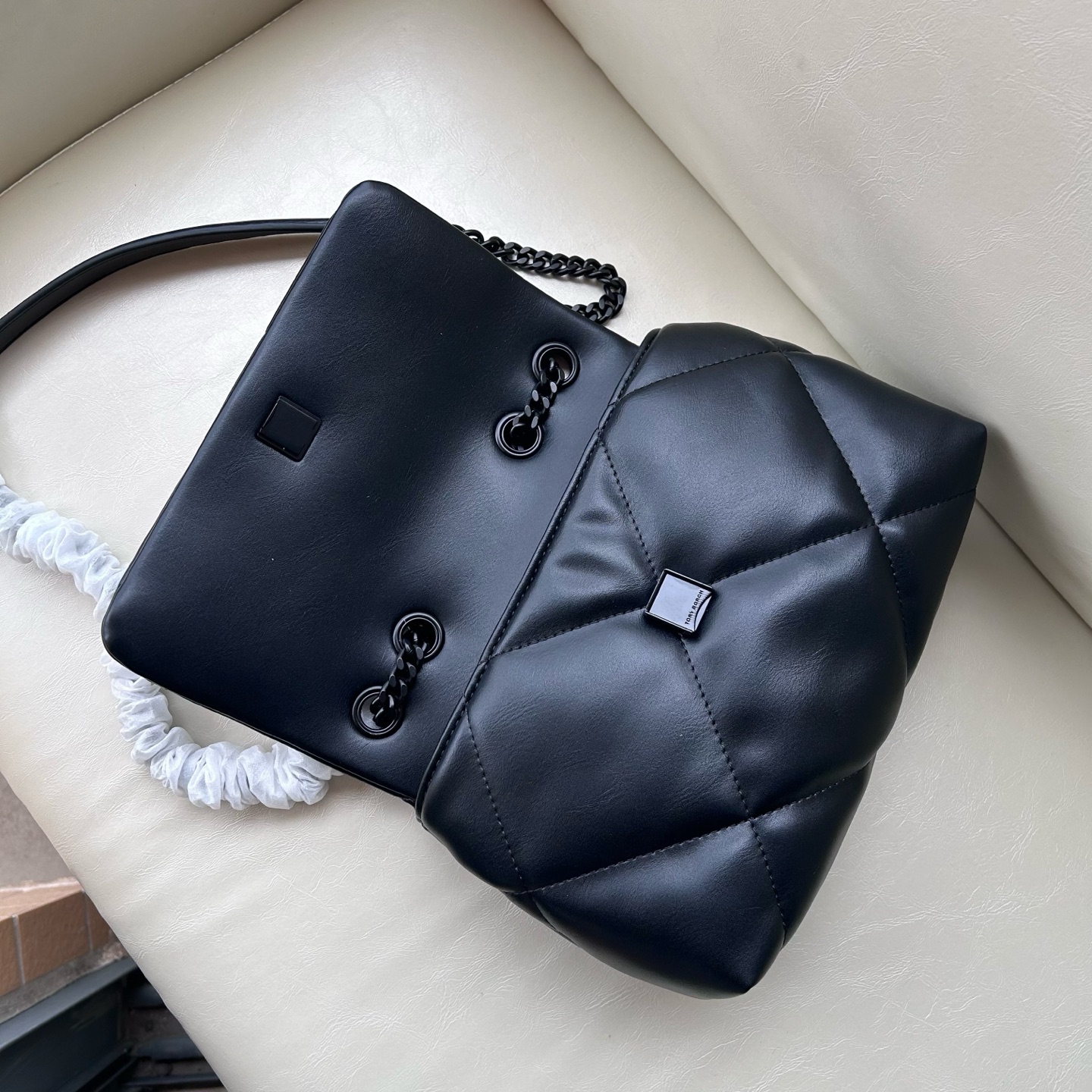Tory Burch ～Kira 菱格形绗缝小号两用肩背包 材质柔软经久耐用 菱格形绗缝立体蓬松 柔软质感与立体剪裁
