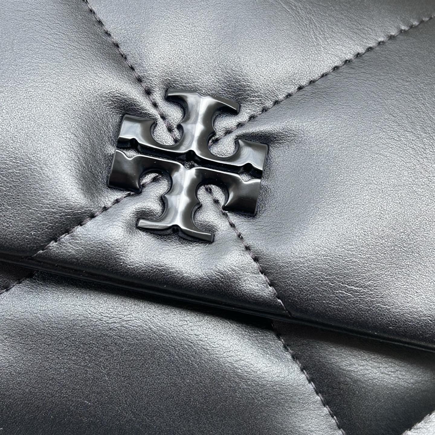 Tory Burch ～Kira 菱格形绗缝小号两用肩背包 材质柔软经久耐用 菱格形绗缝立体蓬松 柔软质感与立体剪裁
