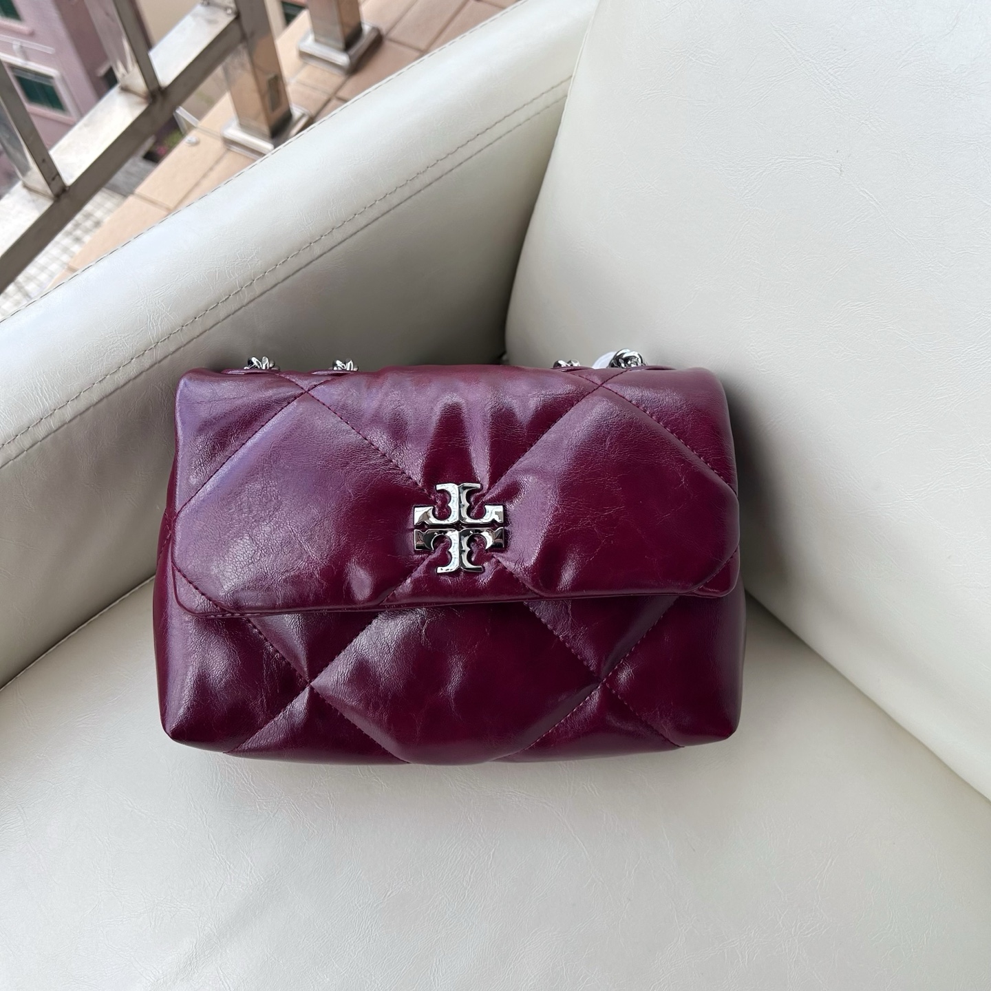 Tory Burch Kira 菱格形绗缝小号油蜡牛皮酒红色 单肩斜挎包 材质柔软经久耐用 菱格形绗缝立体蓬松
