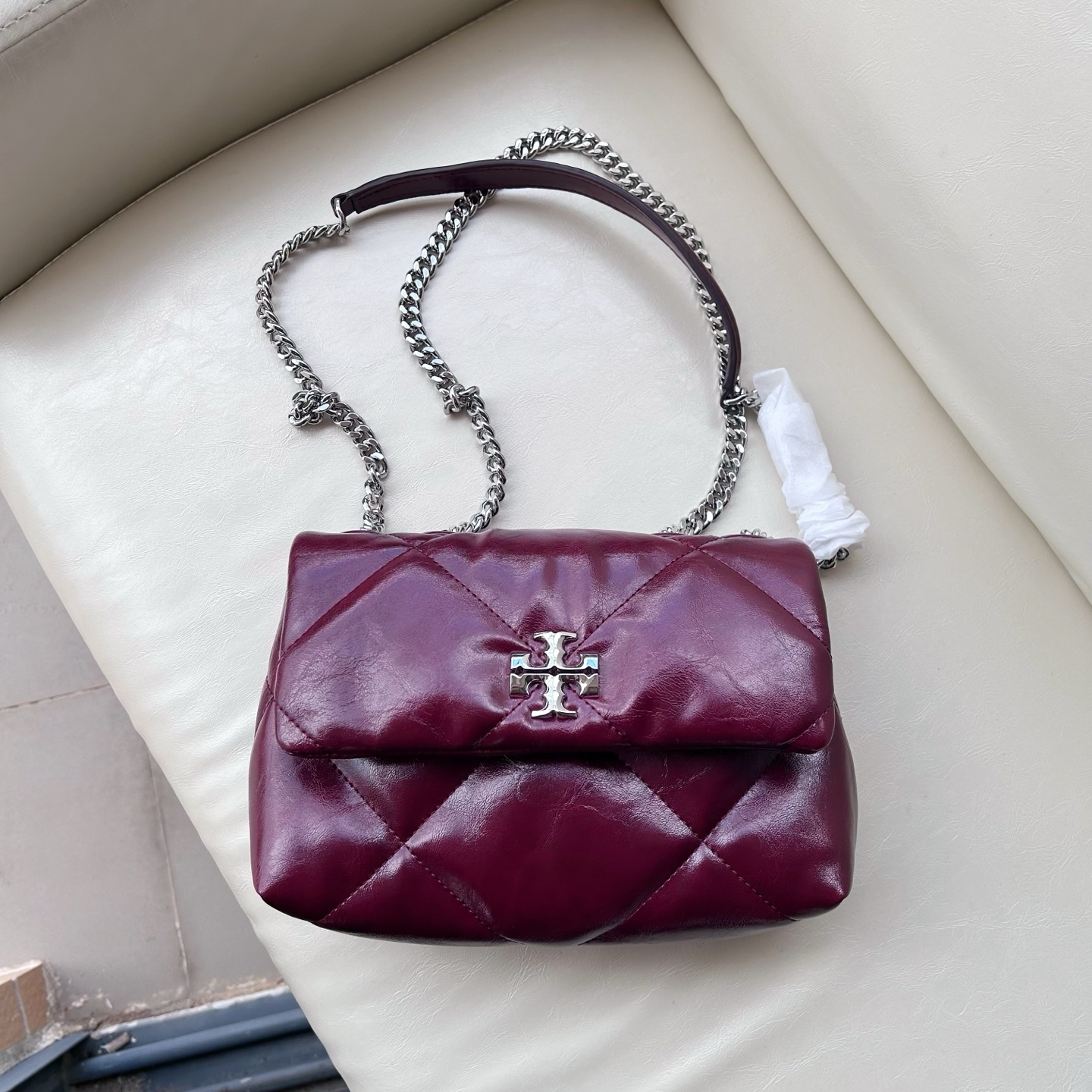 Tory Burch Kira 菱格形绗缝小号油蜡牛皮酒红色 单肩斜挎包 材质柔软经久耐用 菱格形绗缝立体蓬松