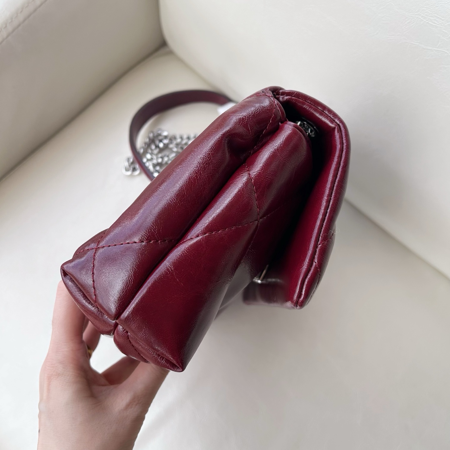 Tory Burch Kira 菱格形绗缝小号油蜡牛皮酒红色 单肩斜挎包 材质柔软经久耐用 菱格形绗缝立体蓬松