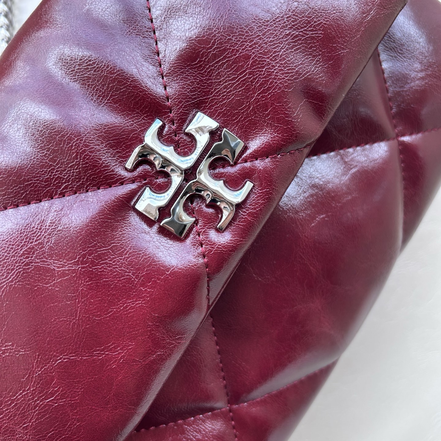 Tory Burch Kira 菱格形绗缝小号油蜡牛皮酒红色 单肩斜挎包 材质柔软经久耐用 菱格形绗缝立体蓬松
