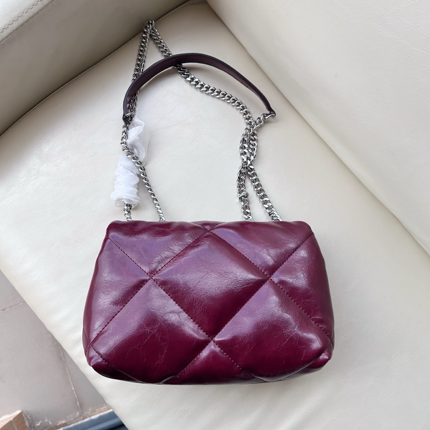 Tory Burch Kira 菱格形绗缝小号油蜡牛皮酒红色 单肩斜挎包 材质柔软经久耐用 菱格形绗缝立体蓬松