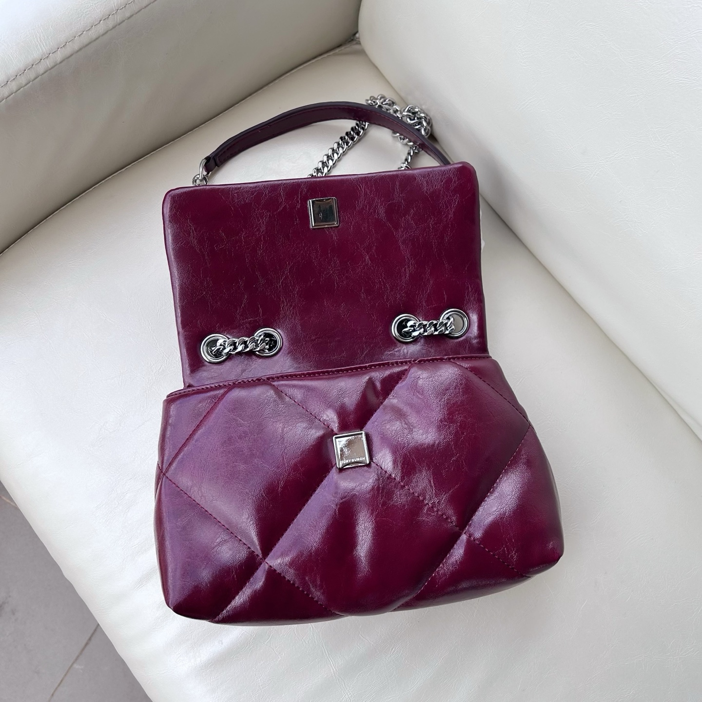 Tory Burch Kira 菱格形绗缝小号油蜡牛皮酒红色 单肩斜挎包 材质柔软经久耐用 菱格形绗缝立体蓬松