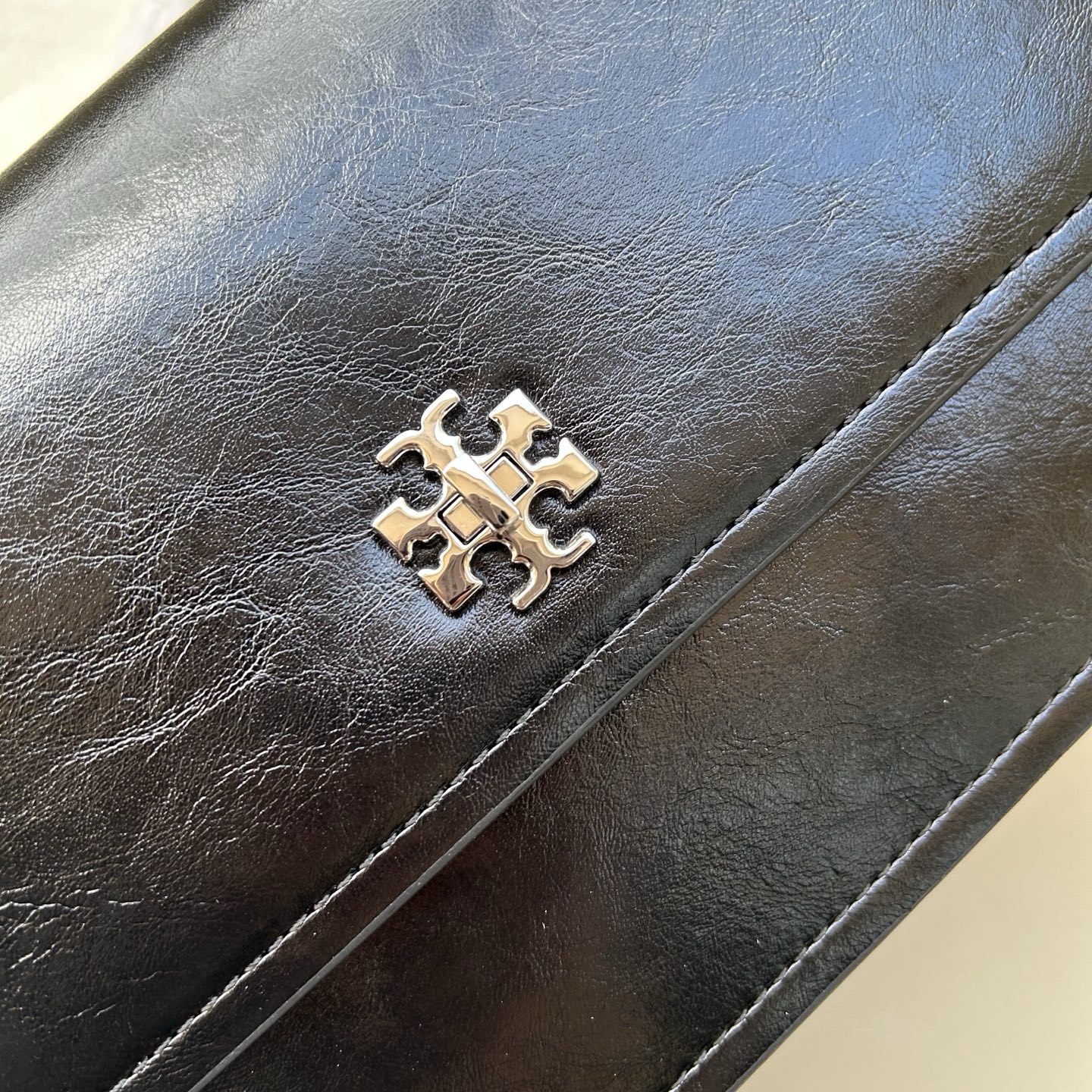 Tory Burch ～ToryBurch TB Kira法棍包油蜡牛皮