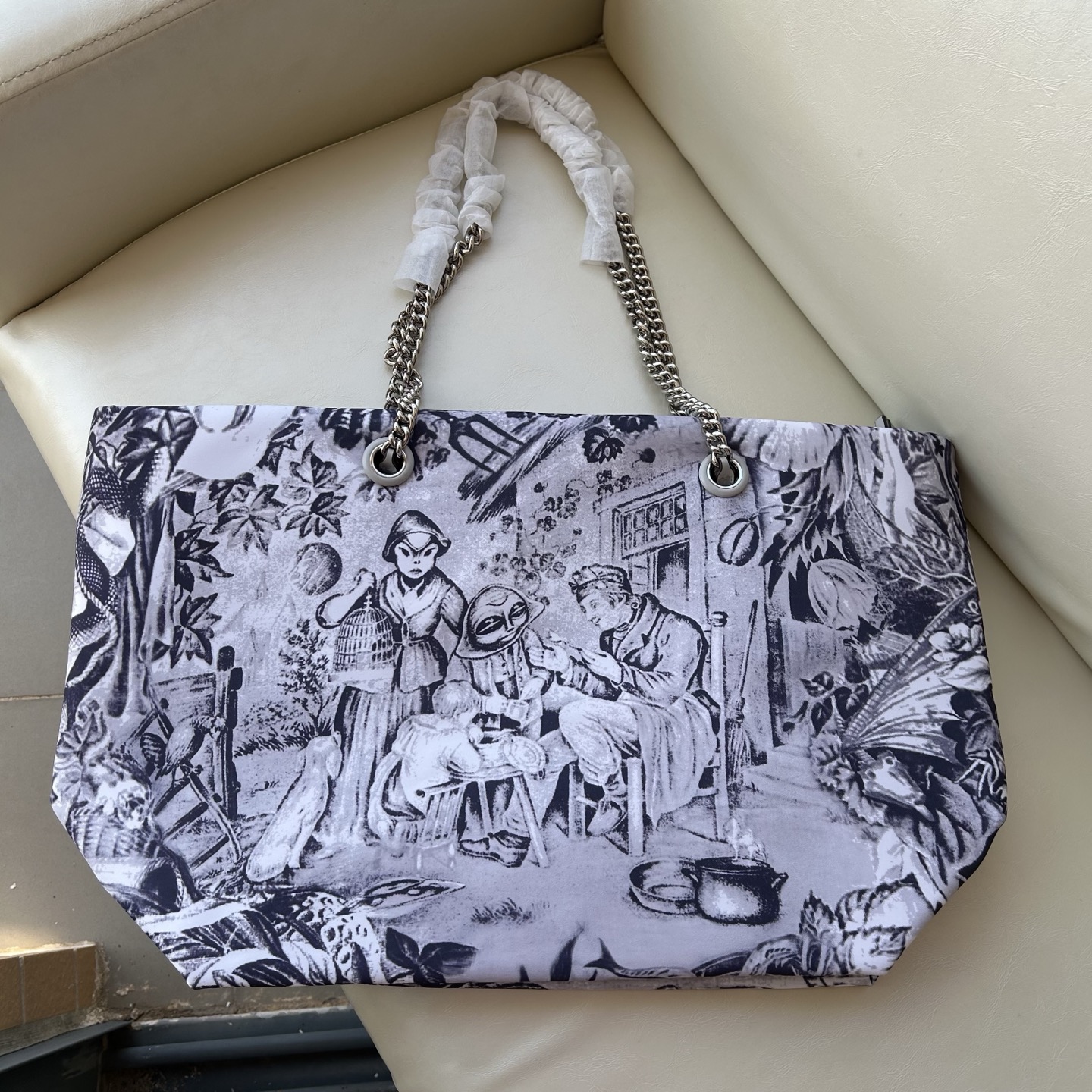 Tory Burch ～tory burch 新款175645 Ella外星人印花链条托特包 运用 法国茹伊印花基础上进一步展现超现实风格