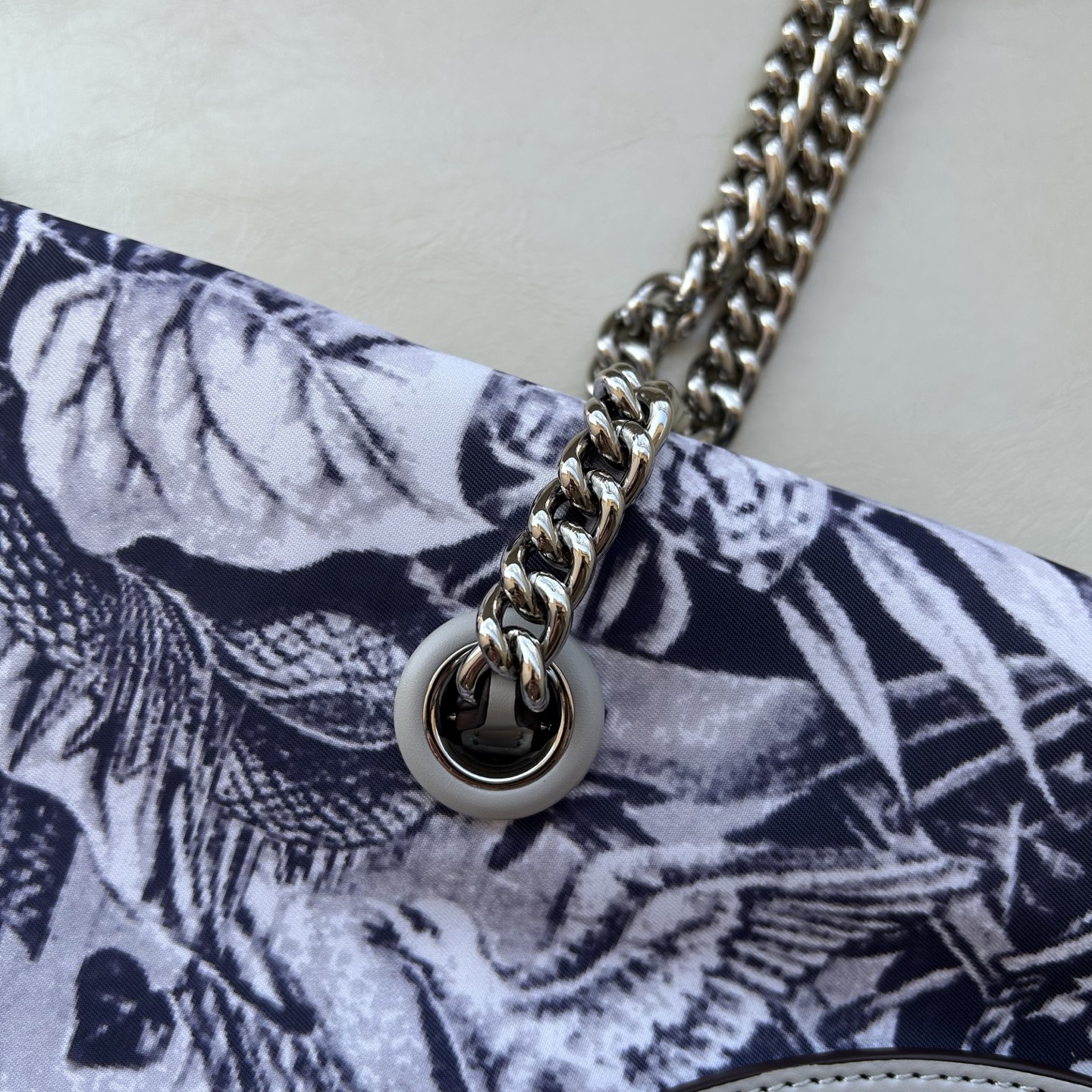 Tory Burch ～tory burch 新款175645 Ella外星人印花链条托特包 运用 法国茹伊印花基础上进一步展现超现实风格