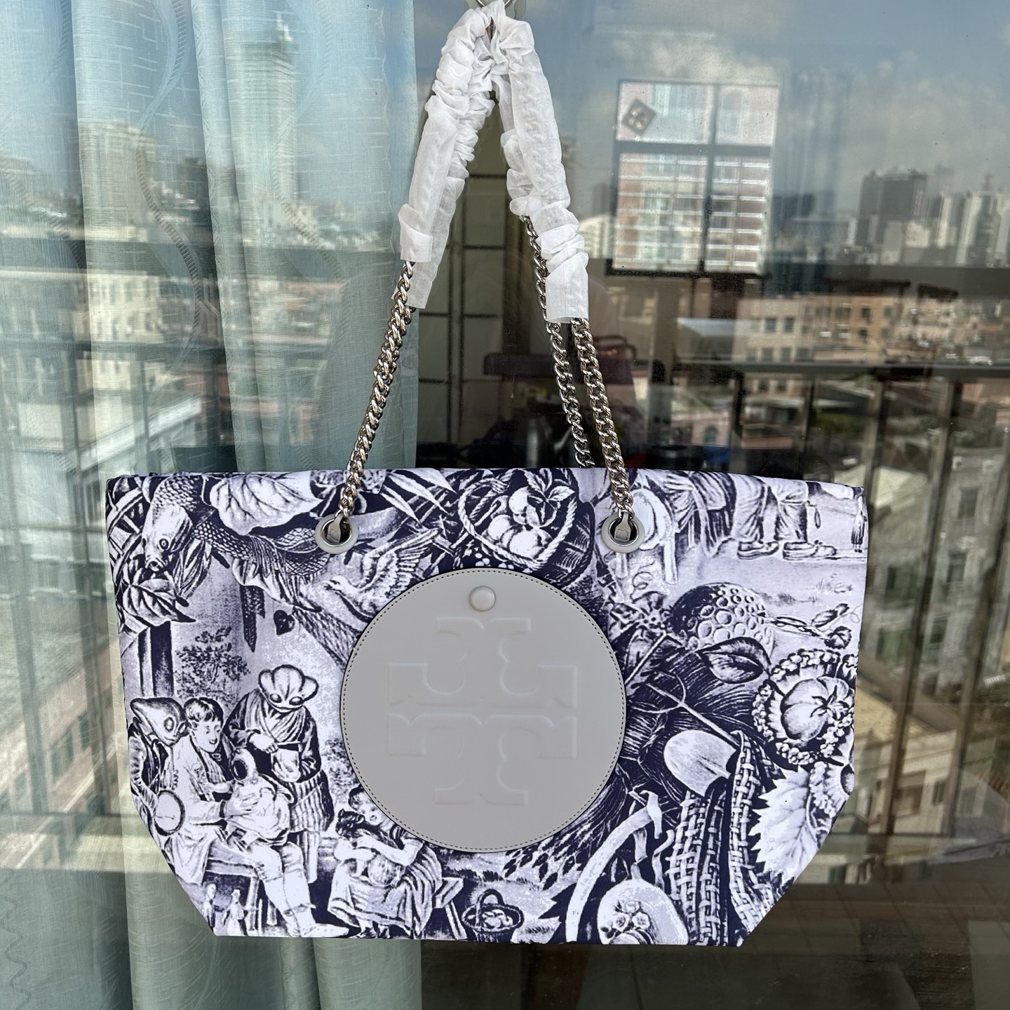 Tory Burch ～tory burch 新款175645 Ella外星人印花链条托特包 运用 法国茹伊印花基础上进一步展现超现实风格