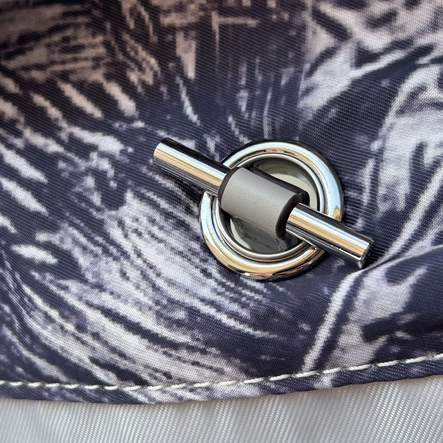 Tory Burch ～tory burch 新款175645 Ella外星人印花链条托特包 运用 法国茹伊印花基础上进一步展现超现实风格