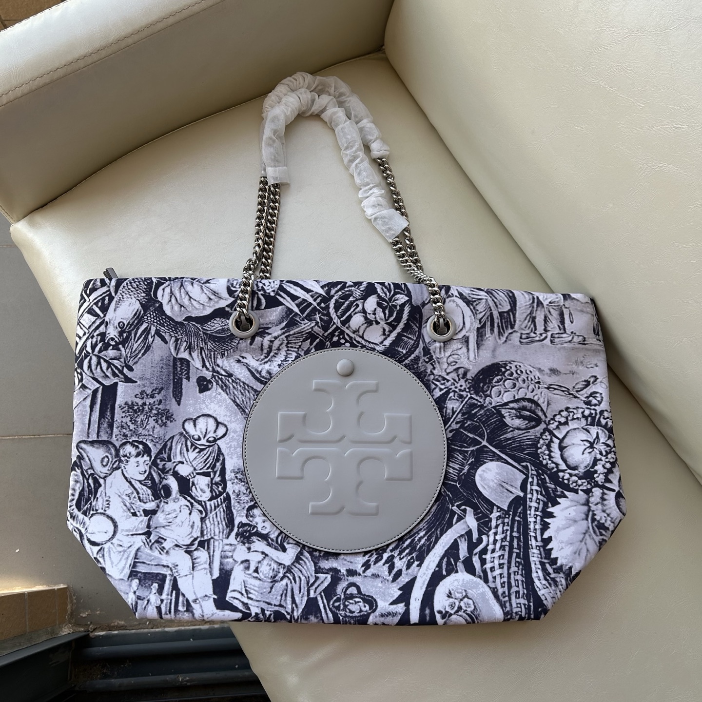 Tory Burch ～tory burch 新款175645 Ella外星人印花链条托特包 运用 法国茹伊印花基础上进一步展现超现实风格
