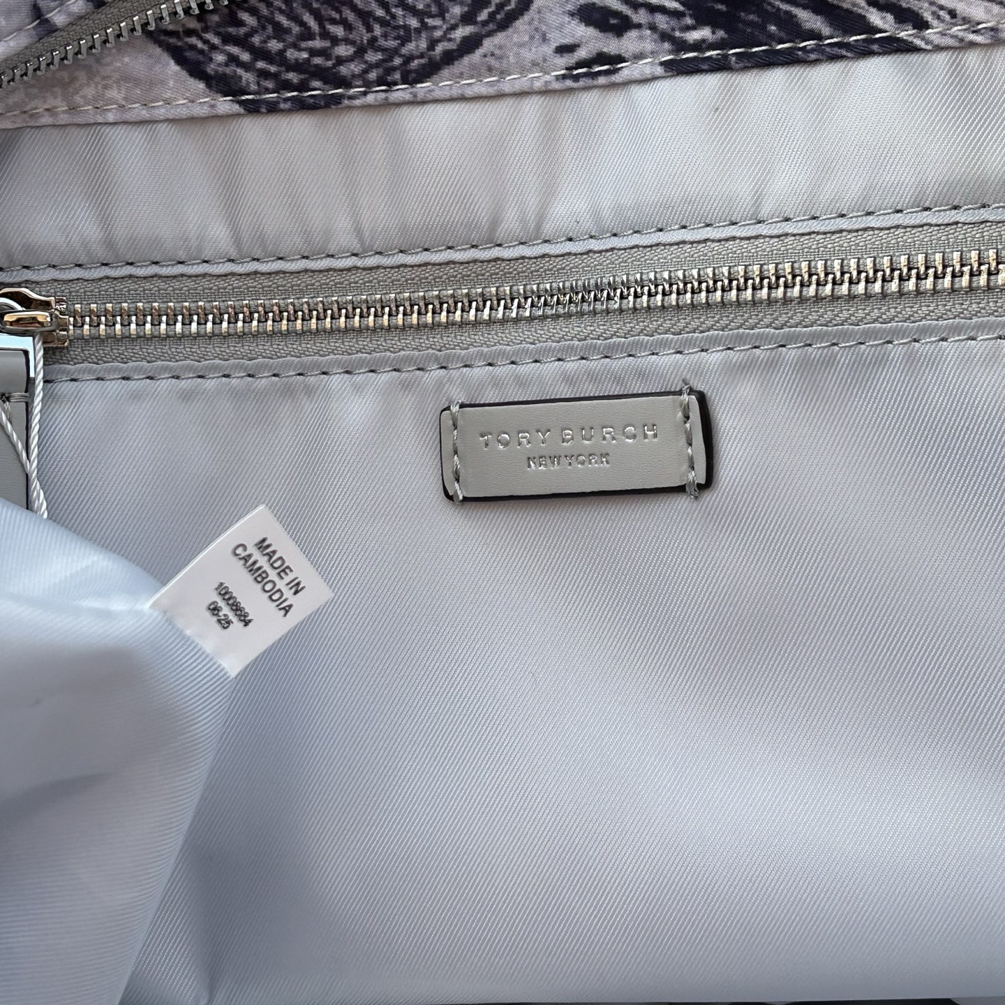 Tory Burch ～tory burch 新款175645 Ella外星人印花链条托特包 运用 法国茹伊印花基础上进一步展现超现实风格