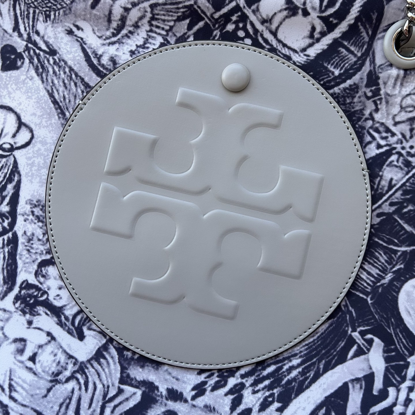 Tory Burch ～tory burch 新款175645 Ella外星人印花链条托特包 运用 法国茹伊印花基础上进一步展现超现实风格