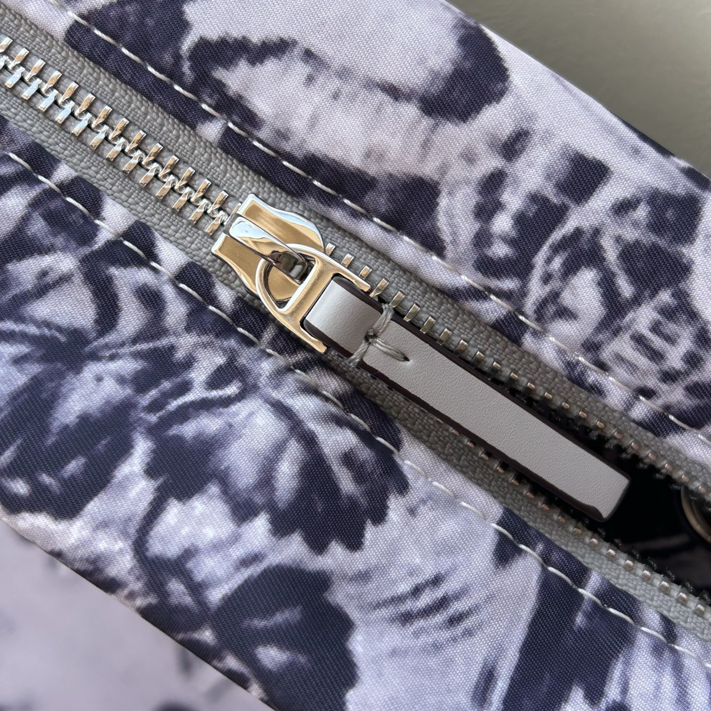 Tory Burch ～tory burch 新款175645 Ella外星人印花链条托特包 运用 法国茹伊印花基础上进一步展现超现实风格