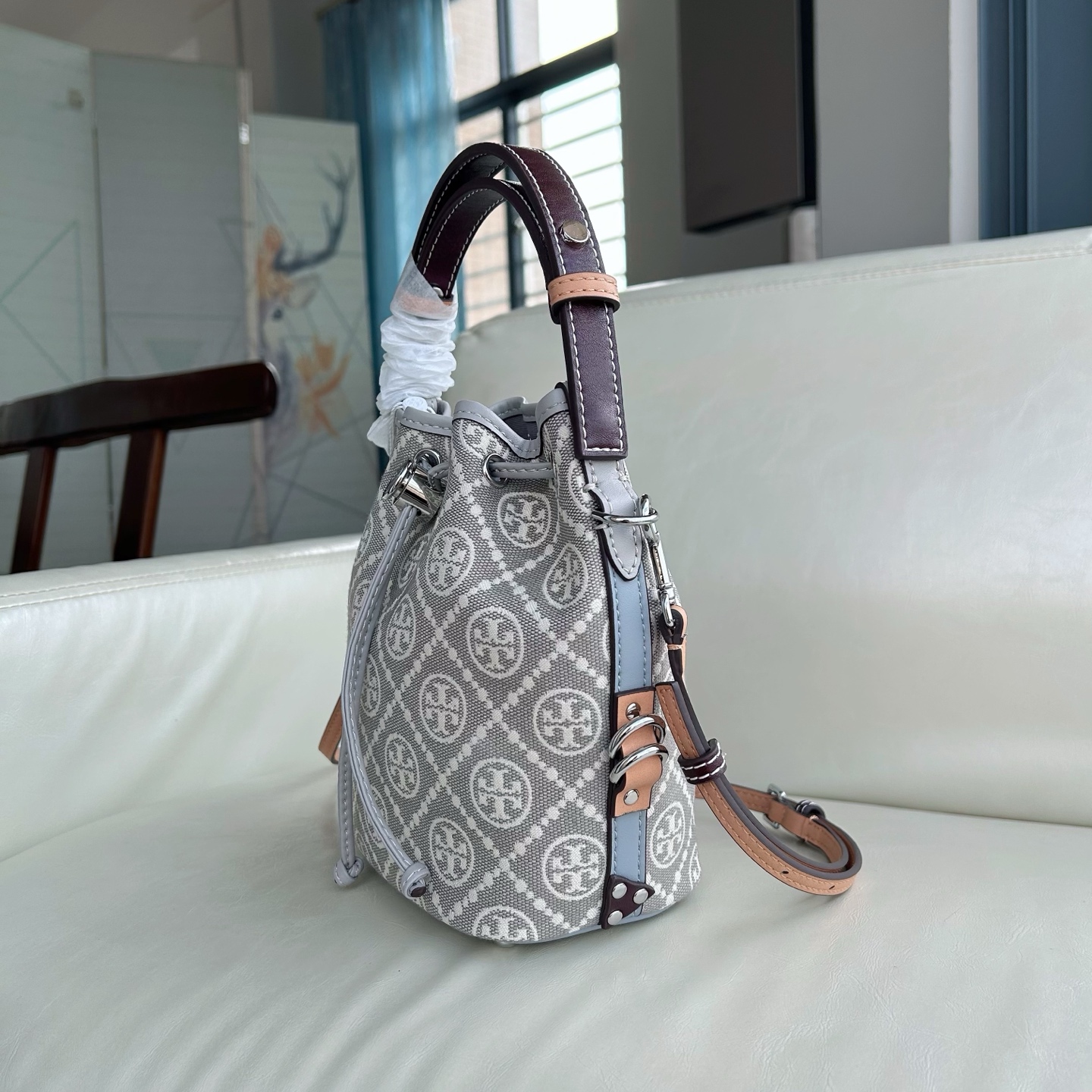 Tory Burch ～新配色ToryBurch新款灰色 水桶包 TMonogram图案 融合提花织物