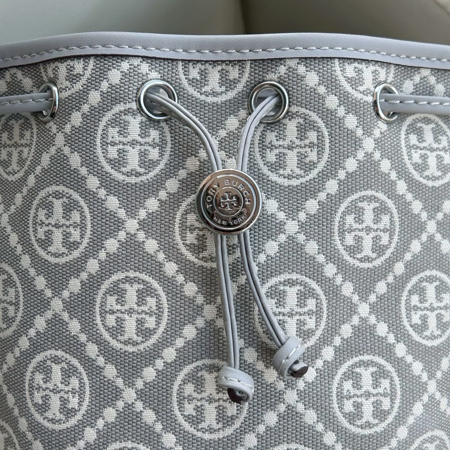 Tory Burch ～新配色ToryBurch新款灰色 水桶包 TMonogram图案 融合提花织物