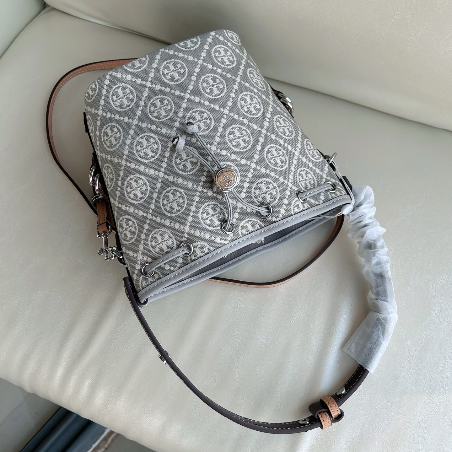 Tory Burch ～新配色ToryBurch新款灰色 水桶包 TMonogram图案 融合提花织物