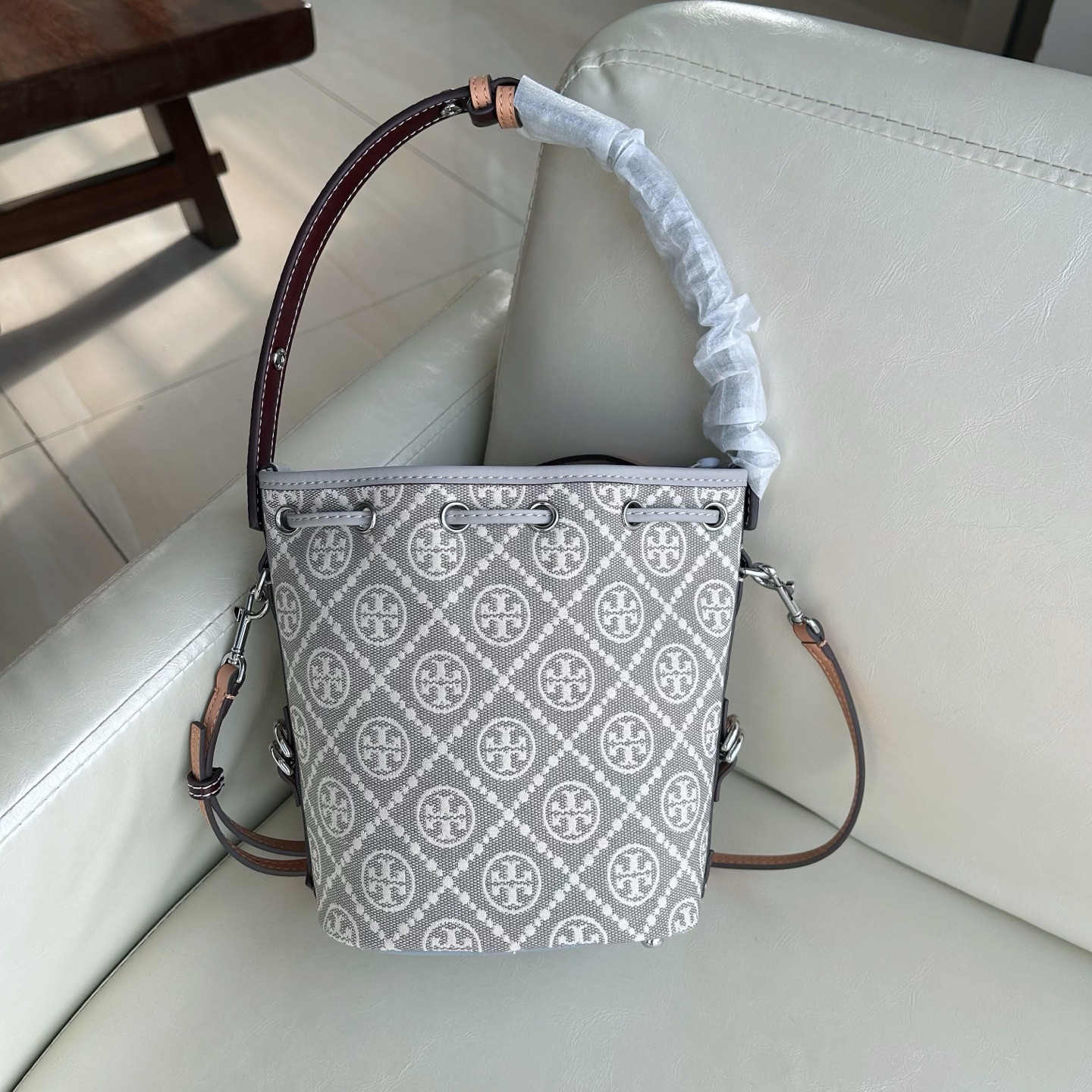 Tory Burch ～新配色ToryBurch新款灰色 水桶包 TMonogram图案 融合提花织物