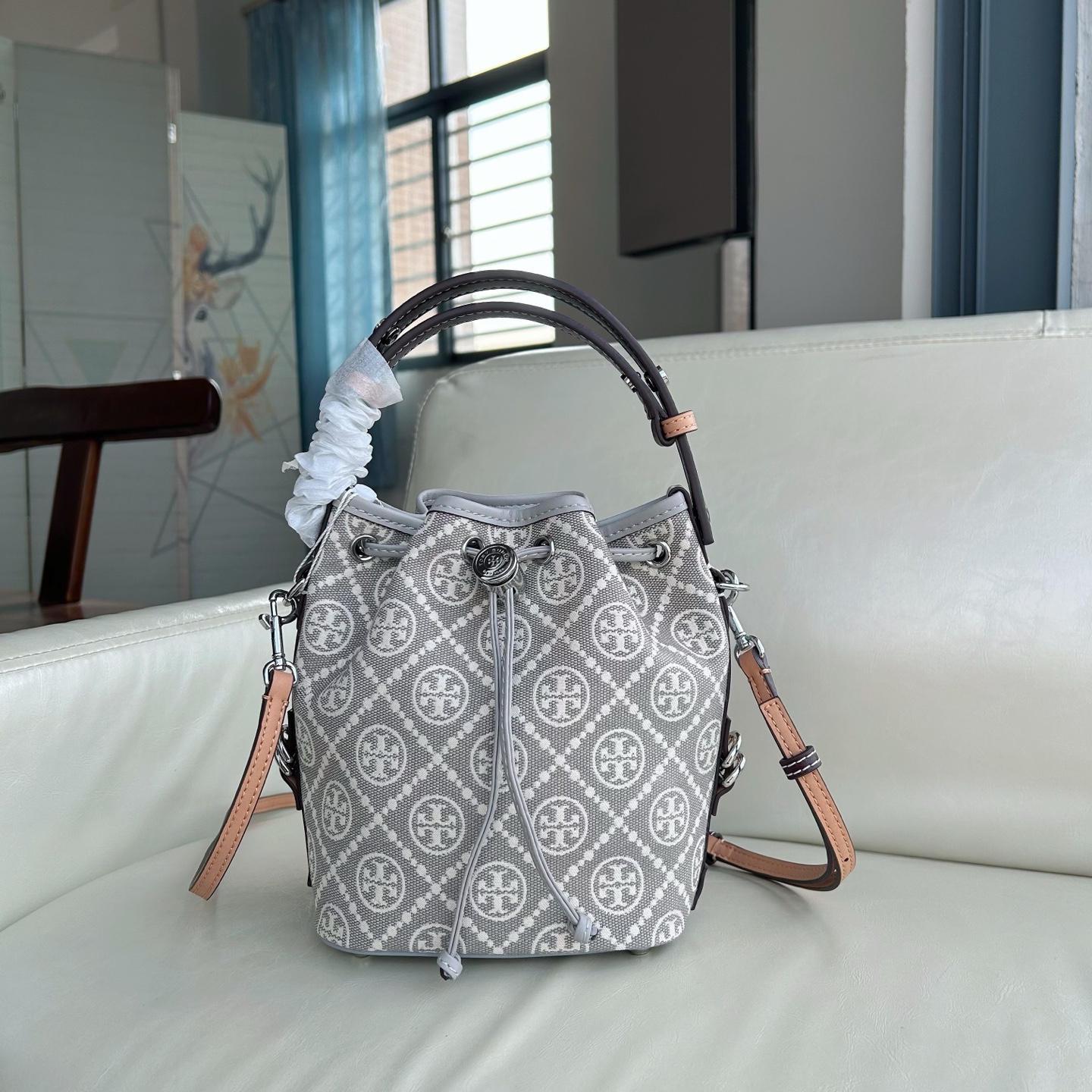 Tory Burch ～新配色ToryBurch新款灰色 水桶包 TMonogram图案 融合提花织物