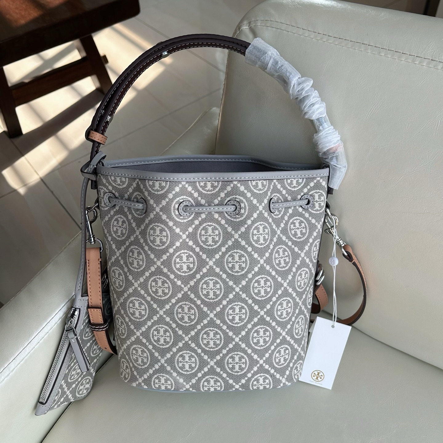 Tory Burch ～新配色ToryBurch新款老花水桶包 TMonogram图案 融合提花织物 该系列魅力隽永