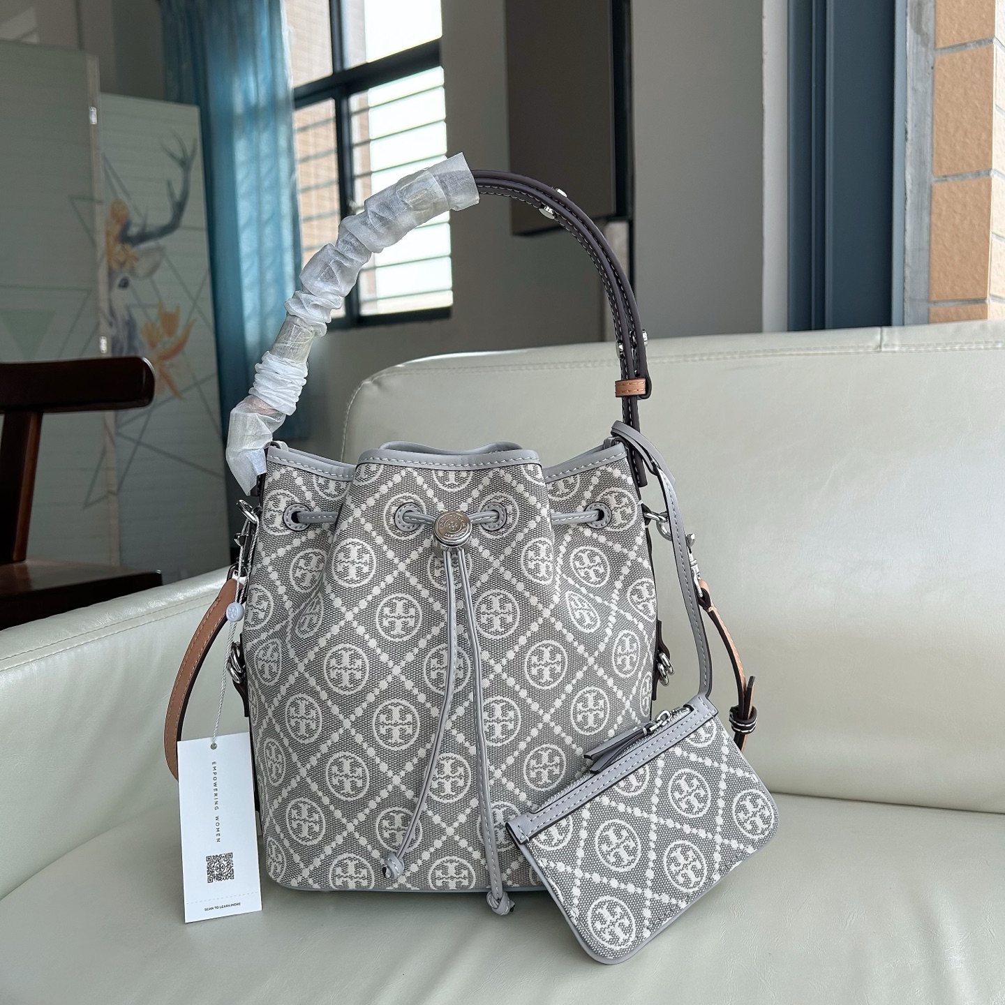 Tory Burch ～新配色ToryBurch新款老花水桶包 TMonogram图案 融合提花织物 该系列魅力隽永