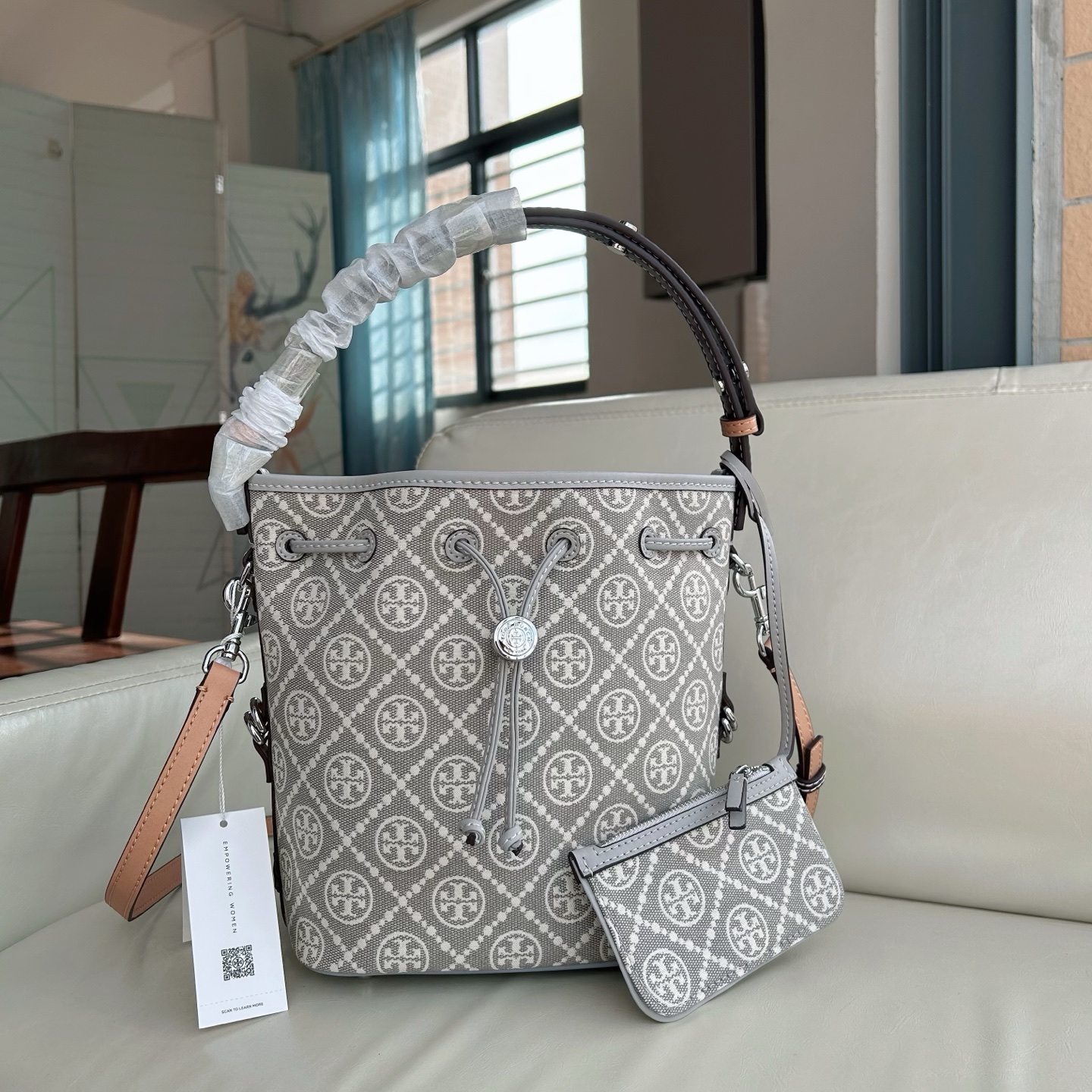 Tory Burch ～新配色ToryBurch新款老花水桶包 TMonogram图案 融合提花织物 该系列魅力隽永