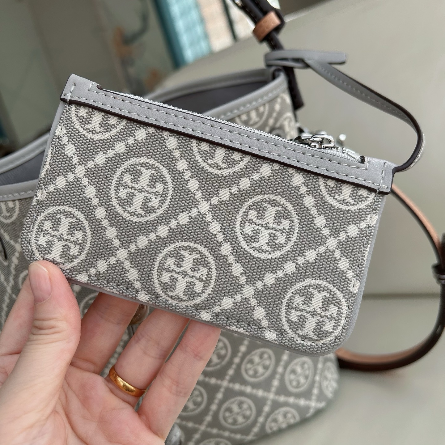 Tory Burch ～新配色ToryBurch新款老花水桶包 TMonogram图案 融合提花织物 该系列魅力隽永